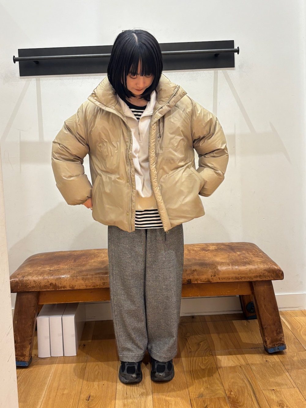 グリーン系のダウンジャケット/コート、ホワイト系のTシャツ/カットソー、グレー系のその他パンツを着用したレディースの秋コーディネートの1枚目の写真