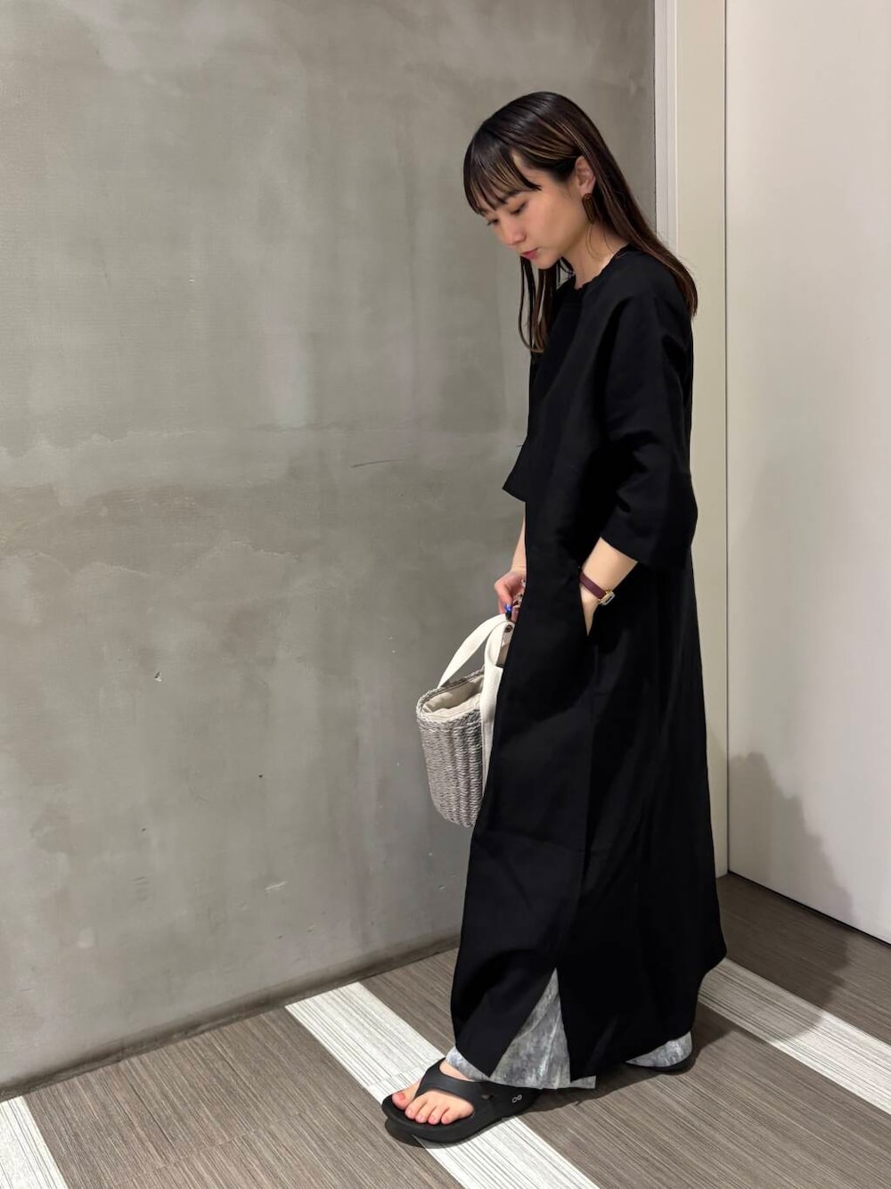 「カジュアルコーデ、低身長、newarrival、休日スタイル、doors、カジュアルスタイル、20代後半、骨格ウェーブ、夏ワンピース、イエベ秋、ウェーブ×イエベ秋、ワンピース×低身長」｜「RODE SKOのナチュラルカゴバッグ（ハンドバッグ、グレー系）」を使った、YOKO  HONDAさん（レディース・152cm）の夏コーディネートの1枚目の写真