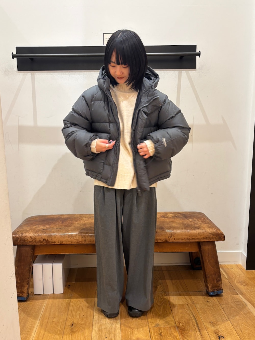 ホワイト系のニット/セーター、グレー系のダウンジャケット/コート、グレー系のその他パンツを着用したレディースの秋コーディネートの1枚目の写真