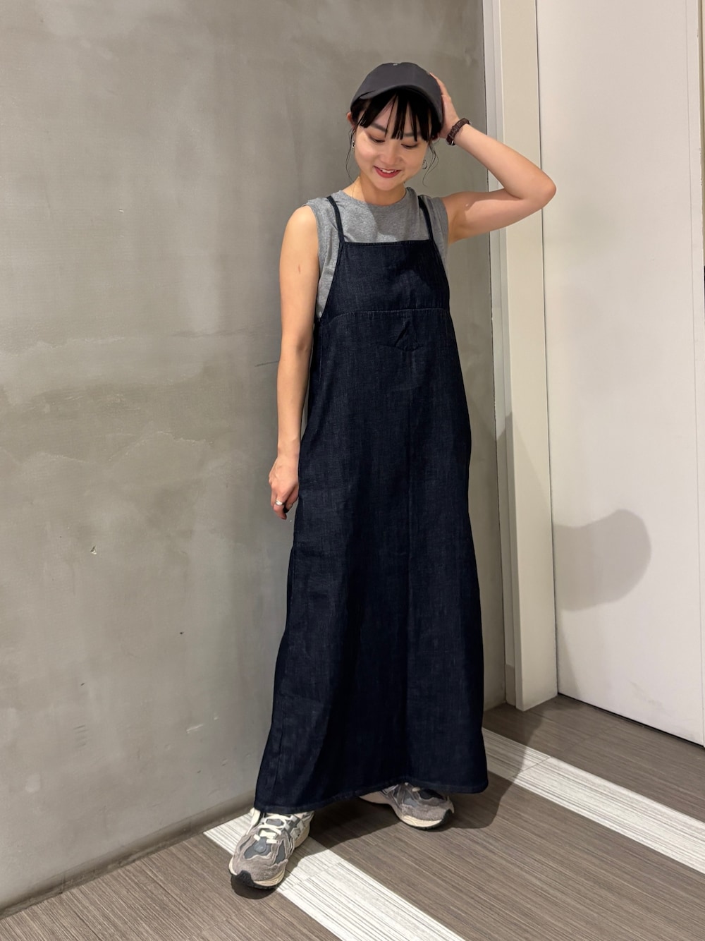 ブルー系のワンピース、グレー系のTシャツ/カットソー、グレー系のキャップを着用したレディースの夏コーディネートの1枚目の写真