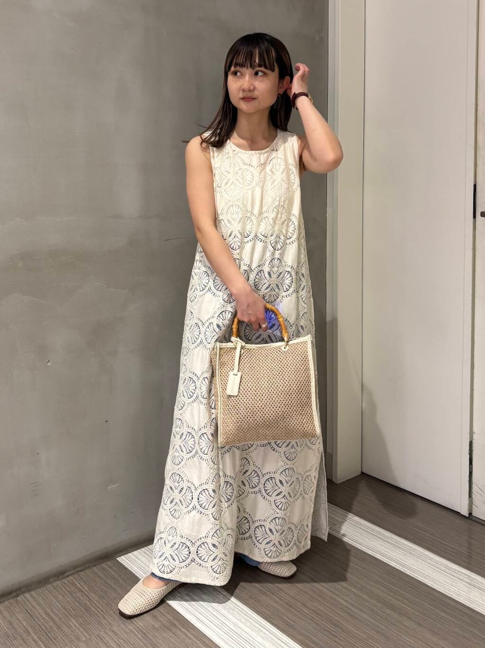 ホワイト系のタンクトップ、ブルー系のデニムパンツ、ホワイト系のバレエシューズを着用したレディースの春コーディネートの1枚目の写真