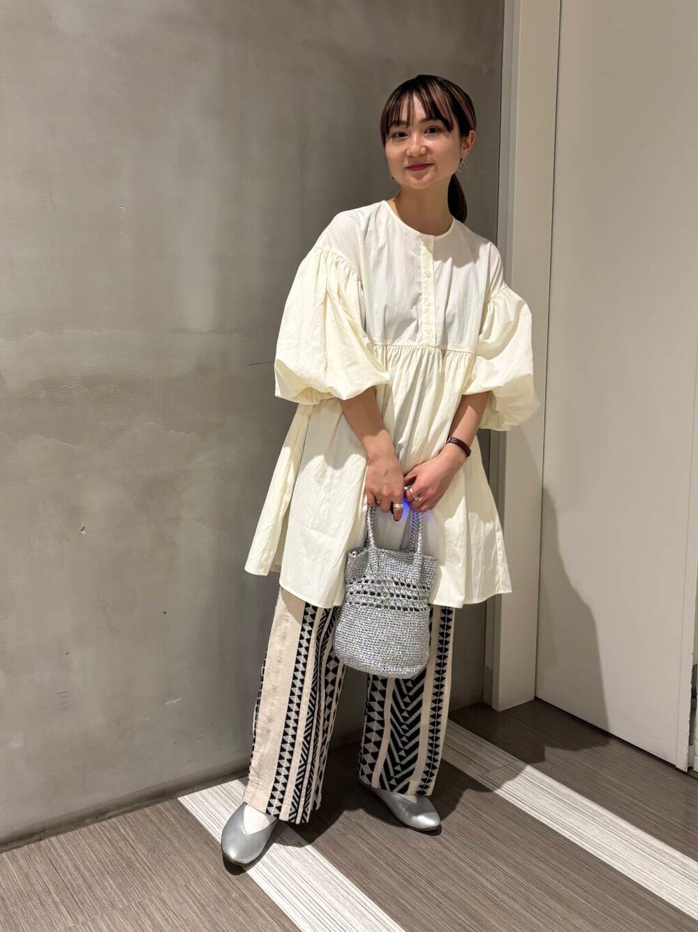 「カジュアルコーデ、低身長、newarrival、doors、カジュアルスタイル、20代後半、骨格ウェーブ、イエベ秋、ウェーブ×イエベ秋、ブラウスが主役の春コーデ」｜「URBAN RESEARCH DOORSのVカットパンプス（パンプス、シルバー系）」を使った、YOKO  HONDAさん（レディース・152cm）の春コーディネートの1枚目の写真