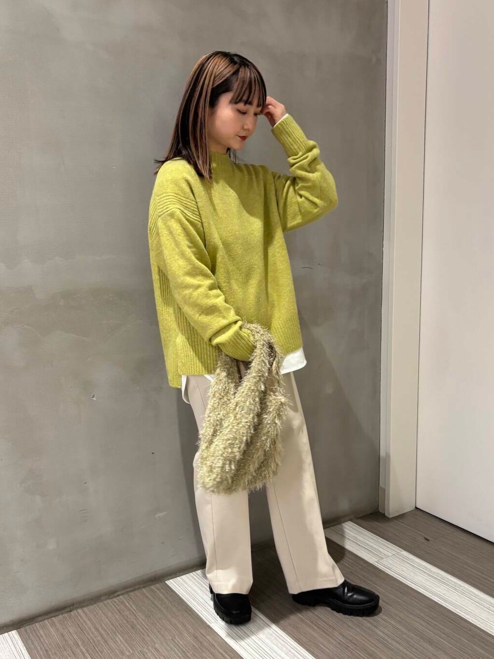 ホワイト系のTシャツ/カットソー、ホワイト系のその他パンツ、ベージュ系のトートバッグを着用したレディースの冬コーディネートの1枚目の写真