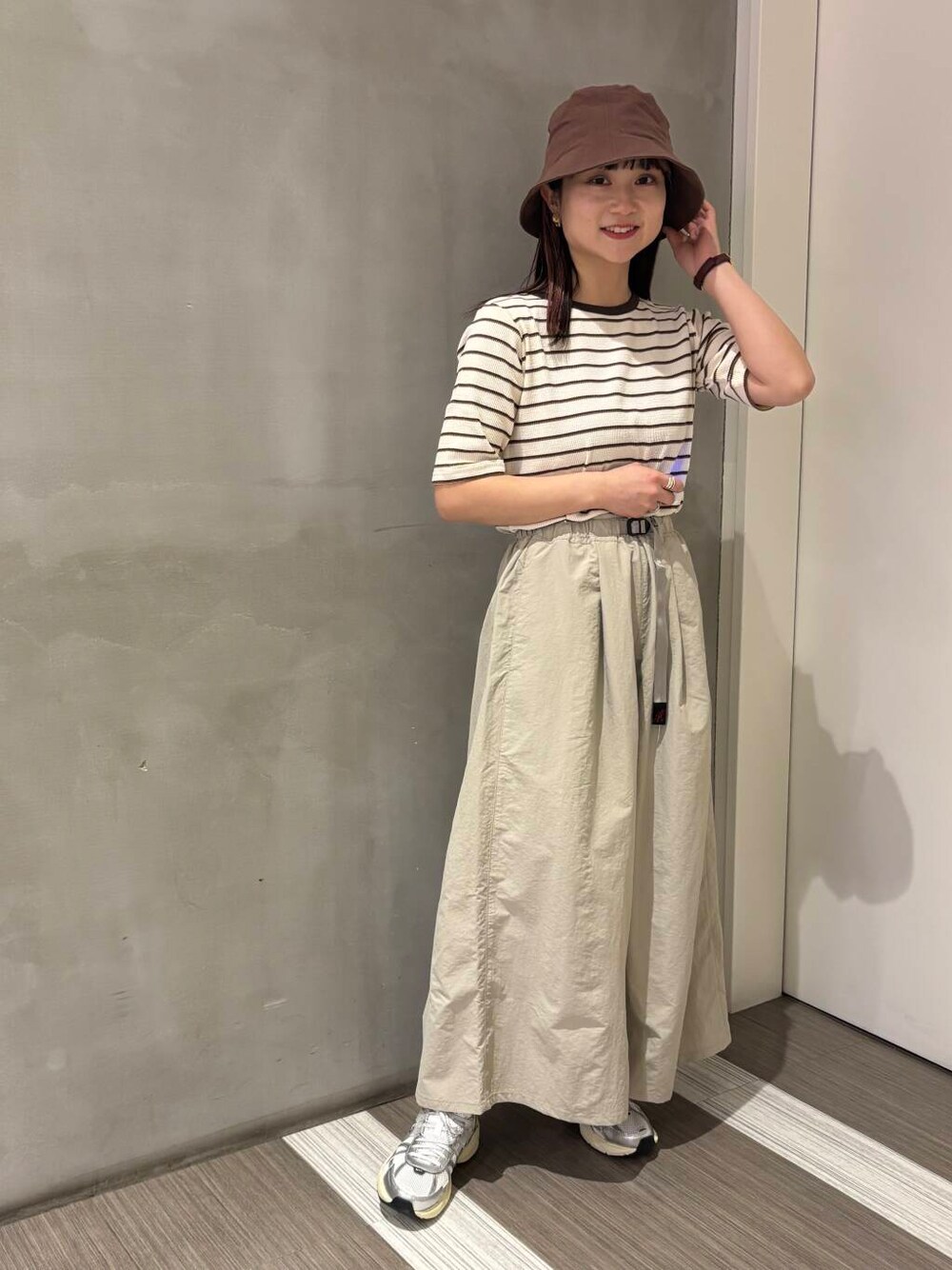 「カジュアルコーデ、低身長、newarrival、doors、カジュアルスタイル、20代後半、骨格ウェーブ、イエベ秋、ウェーブ×イエベ秋、新作スニーカーコーデ」｜「URBAN RESEARCH DOORSのコットンリネンパネルハット（ハット、ブラウン系）」を使った、YOKO  HONDAさん（レディース・152cm）の春コーディネートの1枚目の写真