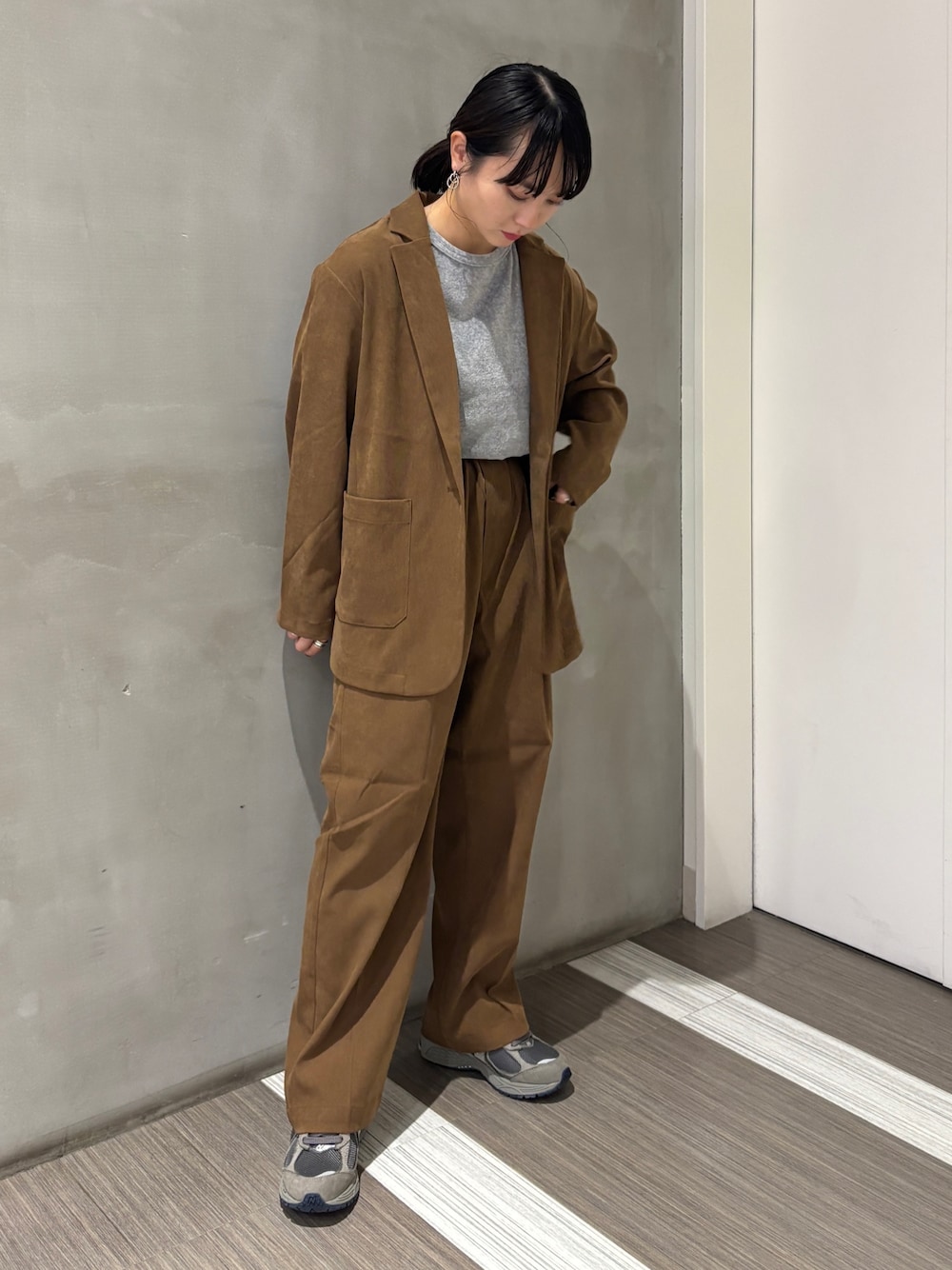 「秋服準備はじめました、最旬ブラウンコーデ、大人コーデ、オトナカワイイ、秋のコーデ、秋服、秋色、低身長女子」｜「FORK&SPOONのFORK&SPOON　ベロアショートスリーブTシャツ（Tシャツ/カットソー、グレー系）」を使った、YOKO  HONDAさん（レディース・152cm）の秋コーディネートの1枚目の写真