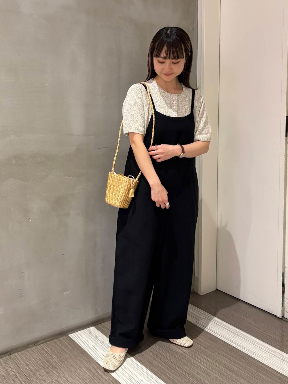 「モノトーン、カジュアルコーデ、低身長、newarrival、サマーニット、休日スタイル、doors、カジュアルスタイル、20代後半、骨格ウェーブ、イエベ秋、ウェーブ×イエベ秋」｜「URBAN RESEARCH DOORSのミニカゴショルダーバッグ（ショルダーバッグ、ベージュ系）」を使った、YOKO  HONDAさん（レディース・152cm）の春コーディネートの1枚目の写真
