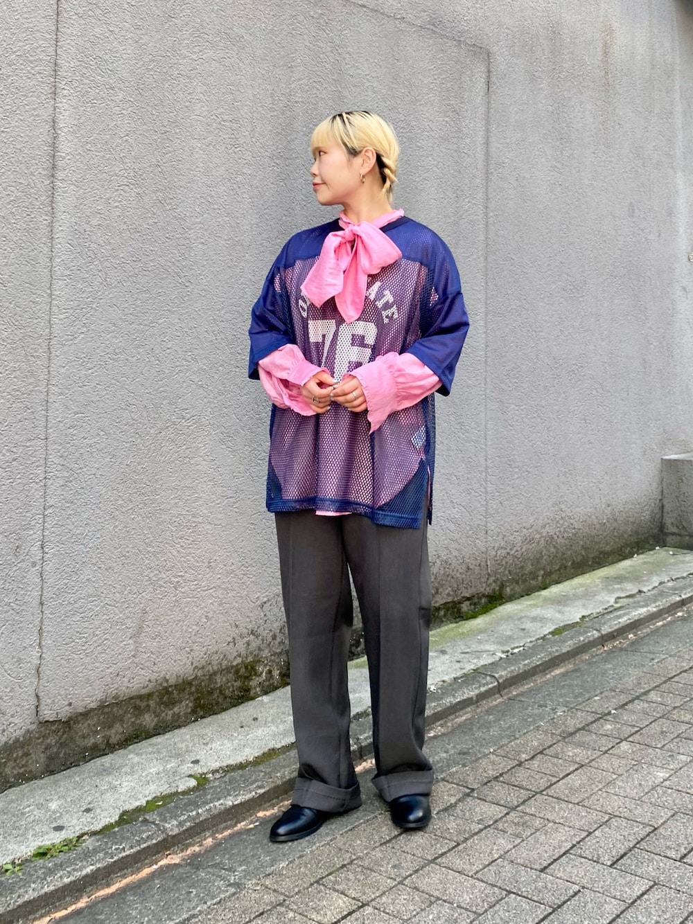「メッシュ、ボウタイブラウス、スラックス、ciaopanic、カジュアルコーデ、ピンク」｜「CIAOPANICのボウタイ付シアーブラウス（シャツ/ブラウス、ピンク系）」を使った、カメワリアオイさん（レディース・162cm）の春コーディネートの1枚目の写真