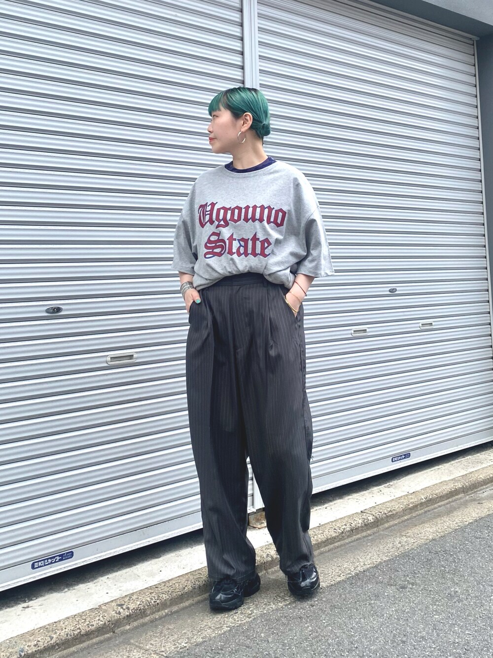 「ciaopanic、夏、スラックス、ロゴT」｜「CIAOPANICのOld English ロゴT（Tシャツ/カットソー、グレー系）」を使った、カメワリアオイさん（レディース・162cm）の夏コーディネートの1枚目の写真