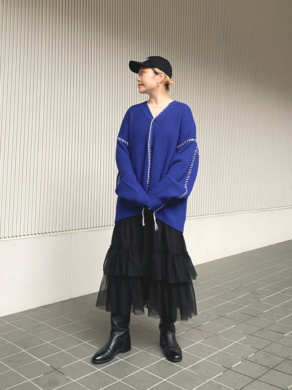 「カジュアルコーデ、カーディガン、キャップ、チュールワンピ、キャミワンピ、ciaopanic」｜「CIAOPANICのハンドステッチワッフルニットカーディガン（カーディガン/ボレロ、ブルー系）」を使った、カメワリアオイさん（レディース・162cm）の春コーディネートの1枚目の写真