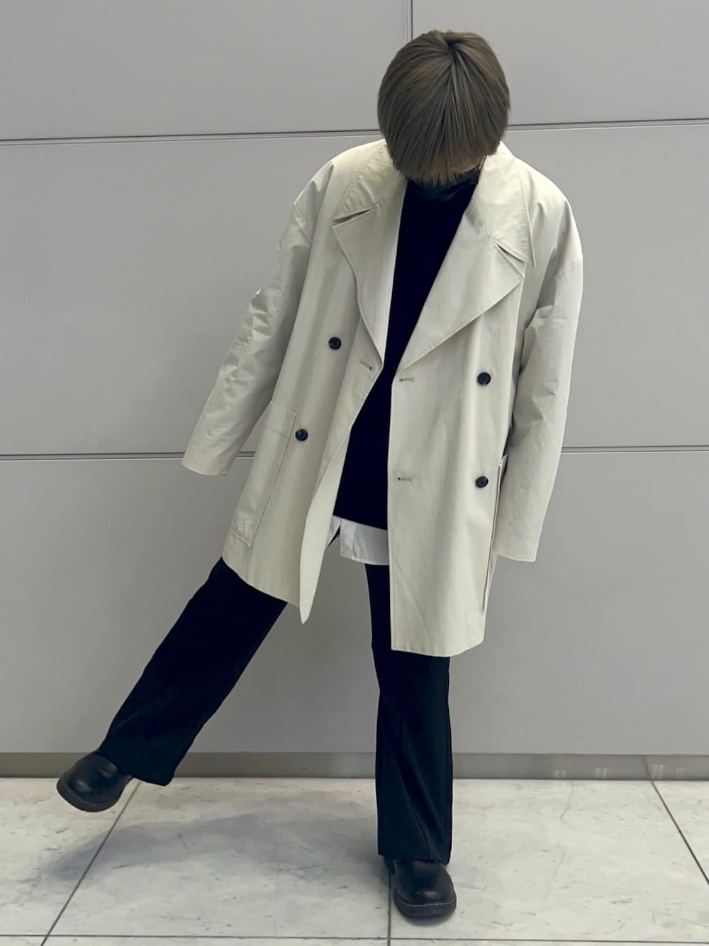 ブラック系のスウェット、ブラック系のスラックス、ブラック系のドレスシューズを着用したメンズの春コーディネートの1枚目の写真