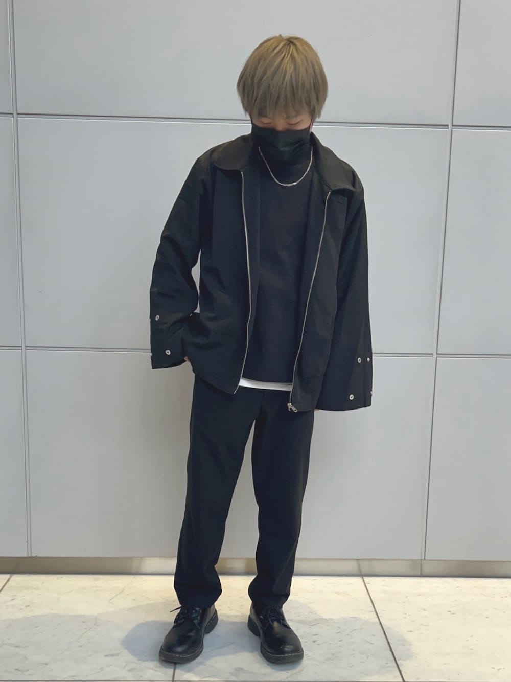 ブラック系のブルゾン、ブラック系のTシャツ/カットソー、ブラック系のドレスシューズを着用したメンズの春コーディネートの1枚目の写真