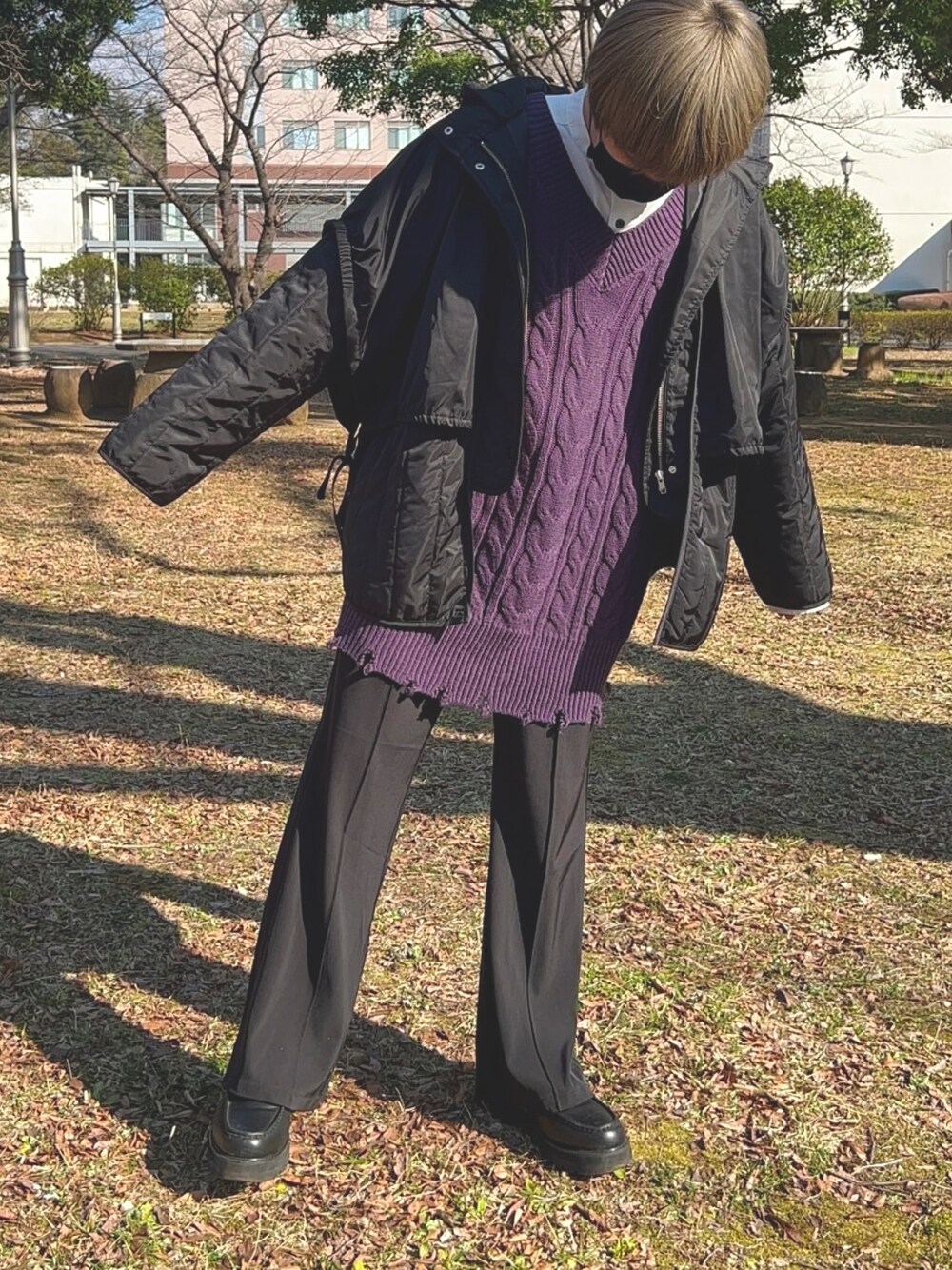 ブラック系のブルゾン、パープル系のニット/セーター、ブラック系のスラックスを着用したメンズの春コーディネートの1枚目の写真