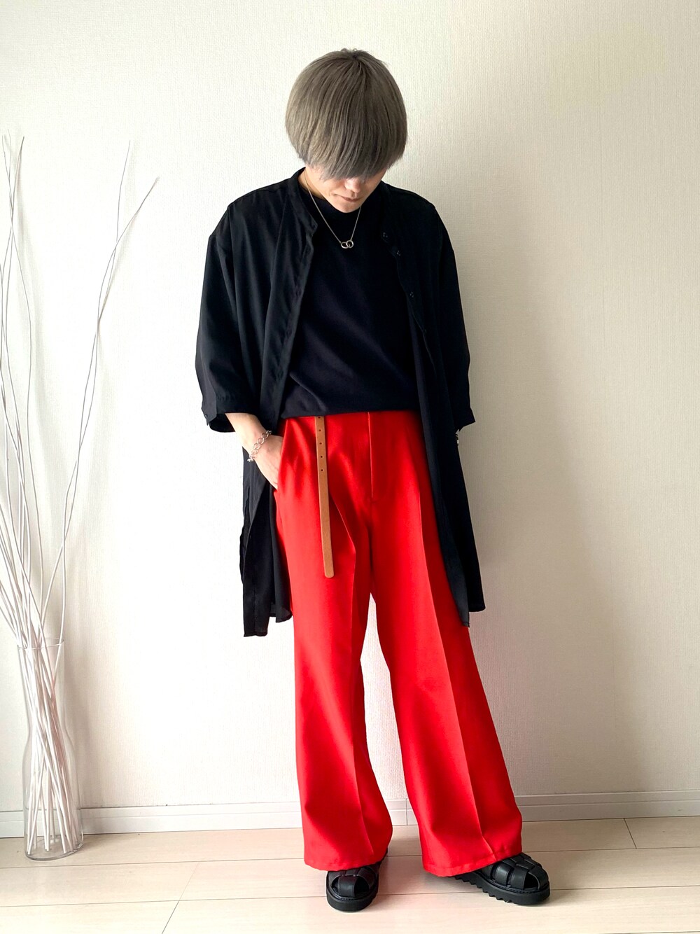 ブラック系のサンダル、レッド系のスラックス、ホワイト系のTシャツ/カットソーを着用したメンズの春コーディネートの1枚目の写真