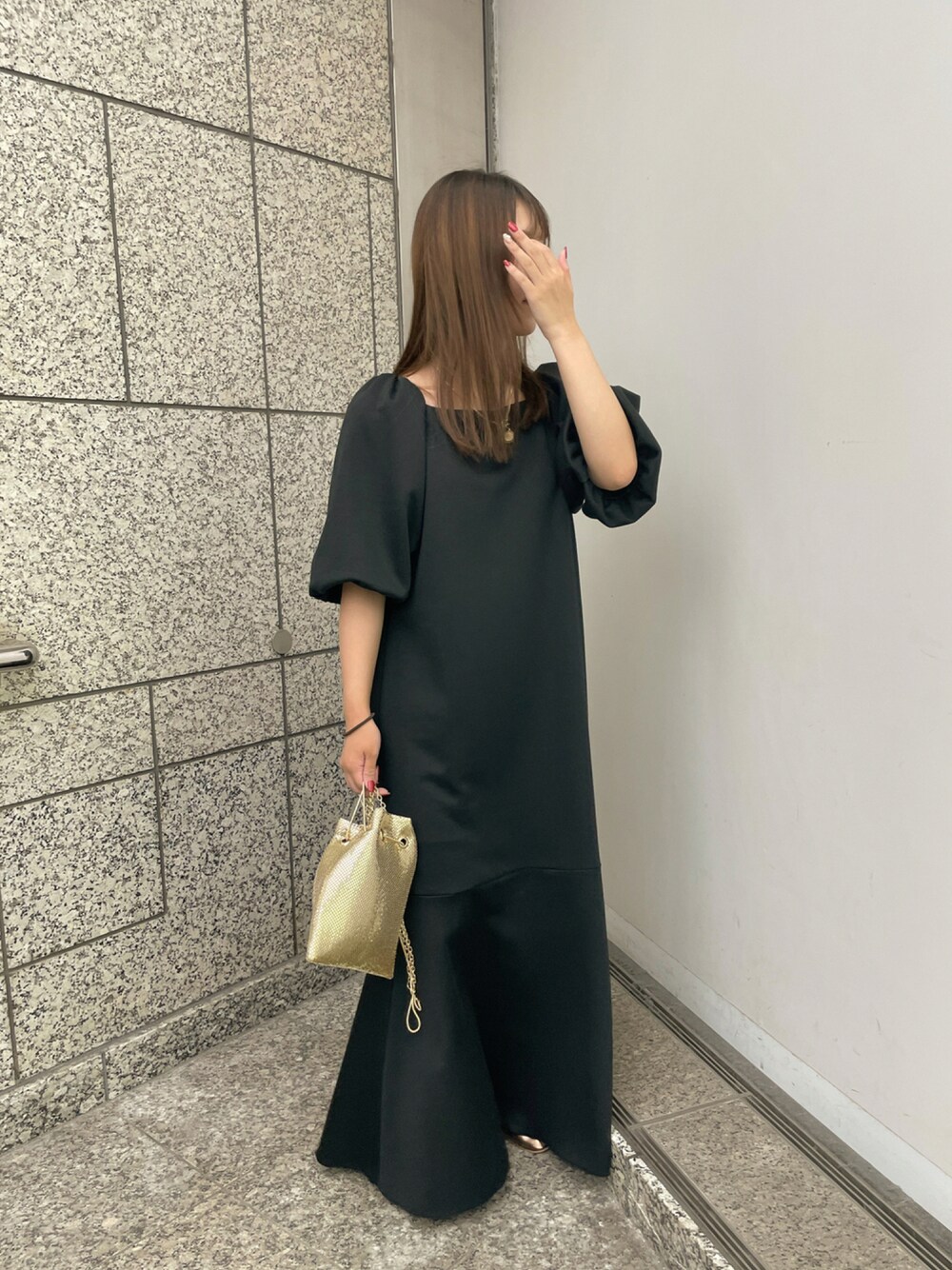 「大人かわいい、かわいい、ワンピース、ボリューム袖、楽チンコーデ、バレーシューズ、メタルバッグ、ワンピーススタイル、黒コーデ、ワントーンコーデ、シンプル、シンプルコーデ、秋のコーデ、秋服準備はじめました、秋先取りコーデ」｜「DouDouのスクエアネックボリューム袖切替ワンピース（ワンピース、ブラック系）」を使った、Tsugumiさん（レディース・156cm）の夏コーディネートの1枚目の写真