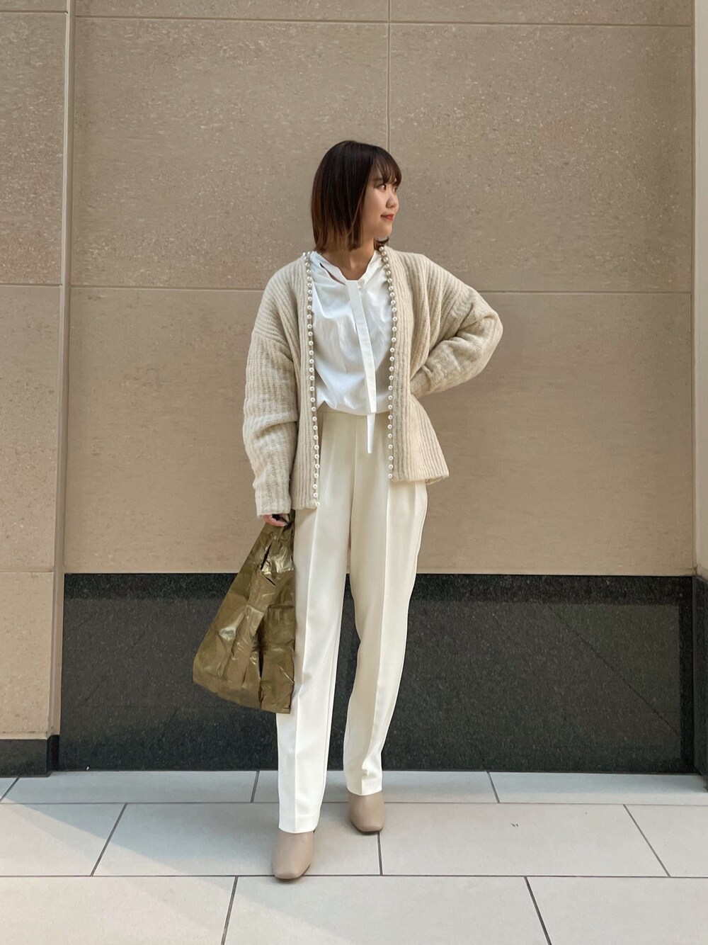 ホワイト系のシャツ/ブラウス、ホワイト系のカーディガン/ボレロ、ホワイト系のその他パンツを着用したレディースの冬コーディネートの1枚目の写真