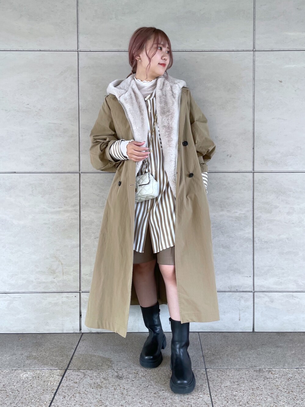 「WEARハロウィン2022、韓国ファッション、シンプルコーデ、厚底シューズ、きれいめカジュアル、レイヤードスタイル、秋冬コーデ、秋コーデ、カジュアル、オトナ女子、秋色コーデ、ストライプシャツ、ショートパンツ」｜「DouDouのスタンドストライプシャツ（シャツ/ブラウス、ベージュ系）」を使った、Tsugumiさん（レディース・156cm）の秋コーディネートの1枚目の写真