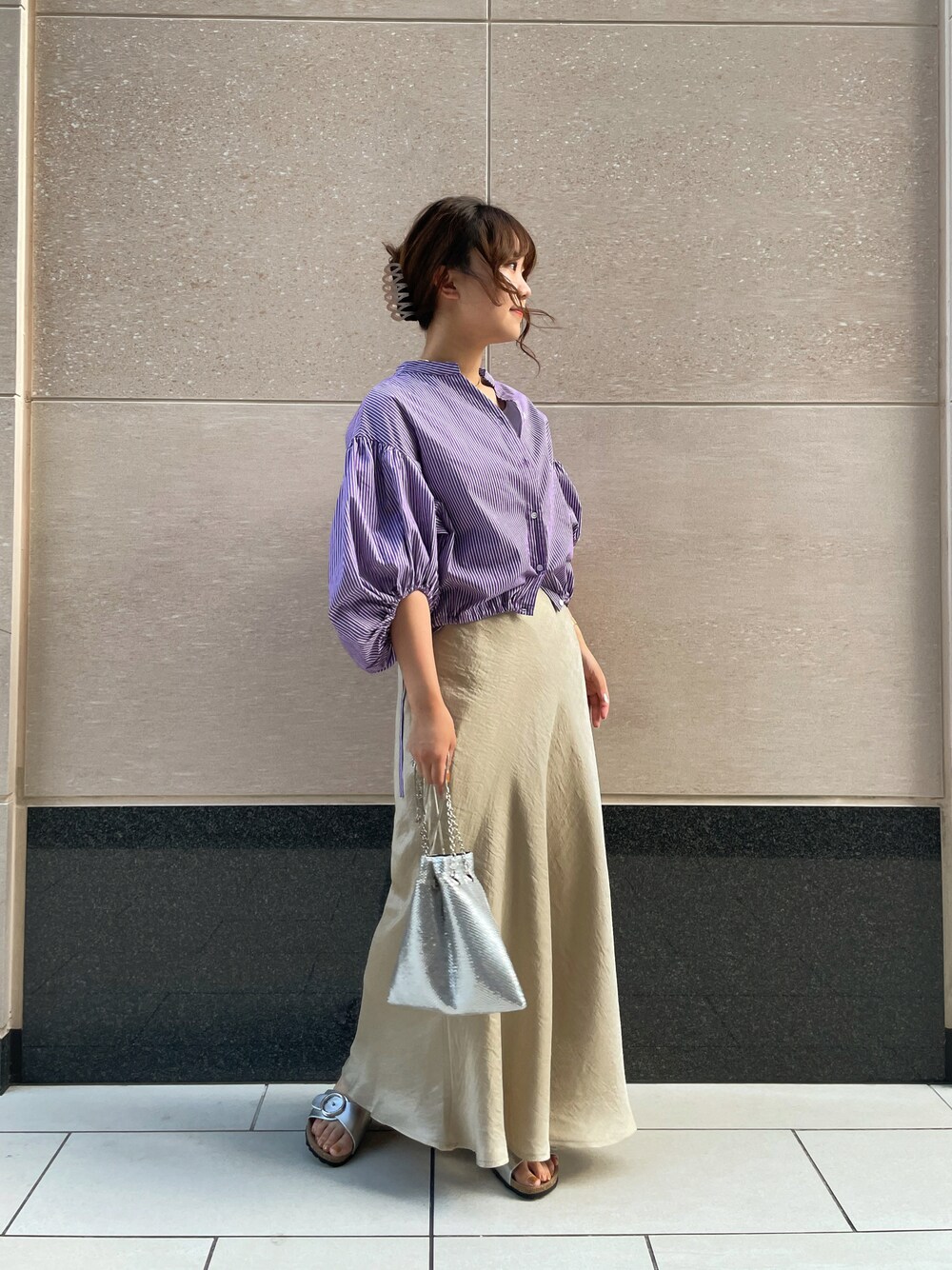 「夏コーデ、夏、ブラウス、ストライプ、スカート、マーメイドスカート、ロングスカート、コンフォートサンダル、フラットサンダル、メタリック、メタルバッグ、ショート丈トップス、大人カジュアル、オトナカジュアル、シンプル」｜「DouDouのクロップドボリュームシャツ（シャツ/ブラウス、パープル系）」を使った、Tsugumiさん（レディース・156cm）の夏コーディネートの1枚目の写真