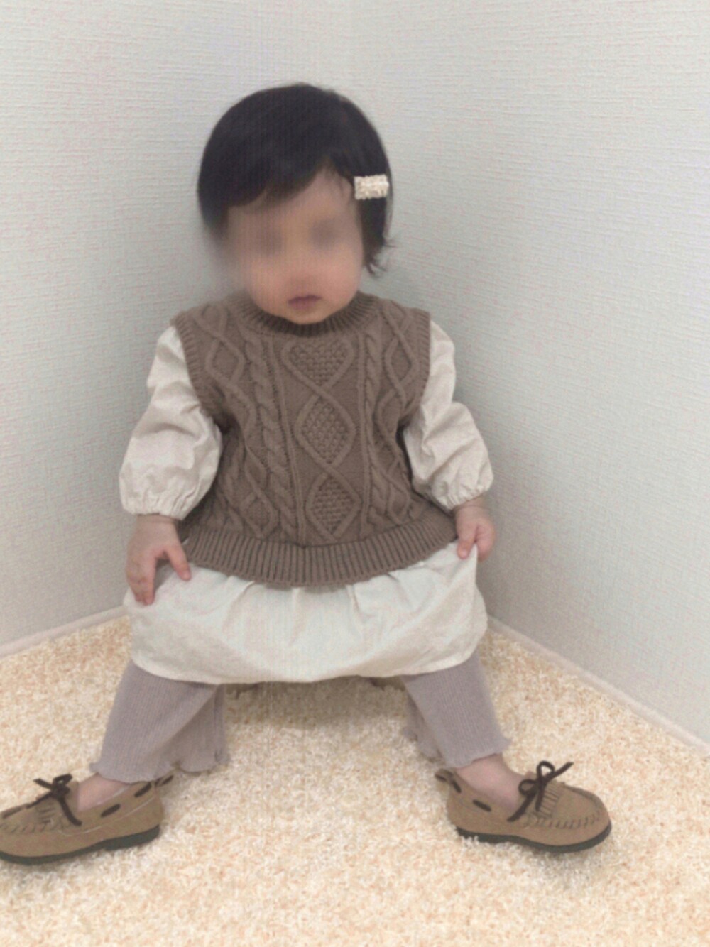 「ベージュ、ベスト、ブラウン、モカシン、プチプラ、キッズコーデ、1歳、プリーツパンツ、秋コーデ、おんなのこ、くすみピンク、秋服準備はじめました、tete a tete、テータテート」｜「Birthdayのtete a tete/size80（シャツ/ブラウス、ブラウン系）」を使った、kanchaaさん（キッズ・70cm）の秋コーディネートの1枚目の写真
