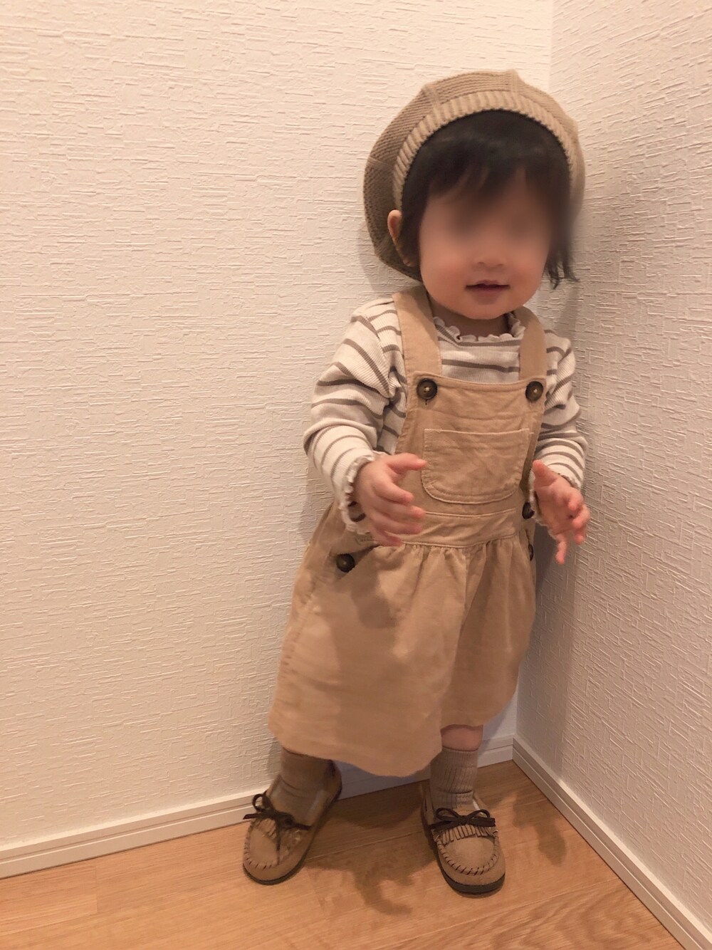 「ジャケット、ボーダー、ワントーンコーデ、ベレー帽、ベージュ、ジャンパースカート、モカシン、プチプラ、キッズコーデ、1歳、秋コーデ、おんなのこ、1歳2ヶ月」｜「no brandのアイテム（Tシャツ/カットソー、ベージュ系）」を使った、kanchaaさん（キッズ・70cm）の秋コーディネートの1枚目の写真