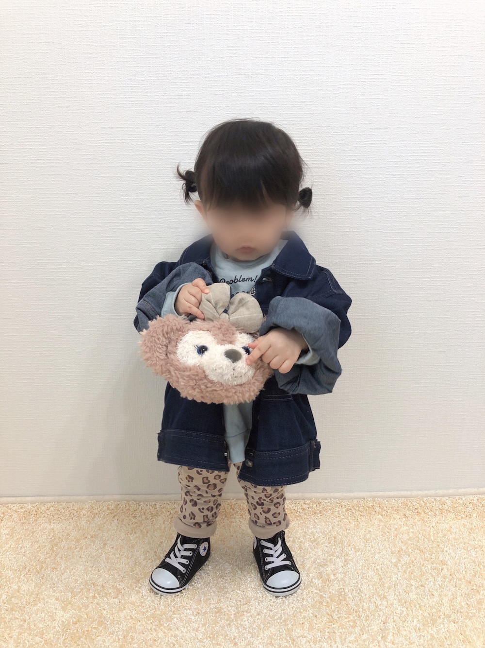 「キッズコーデ、スウェット、ディズニー、デニムジャケット、レギンス、レオパード、スニーカー、コンバース、プチプラ、1歳、1歳5ヶ月、おんなのこ、デカすぎシリーズ、チョコ色に染まれ、チョコミント」｜「Birthdayのfutafuta/size90（スウェット、ブルー系）」を使った、kanchaaさん（キッズ・80cm）の冬コーディネートの1枚目の写真