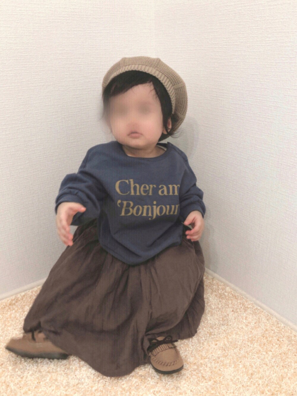 「グリーン、ベレー帽、ベージュ、ロングスカート、ブラウン、ロゴスウェット、モカシン、プチプラ、キッズコーデ、1歳、着回しコーデ、おんなのこ、秋服準備はじめました」｜「しまむらのsize90（スウェット、グリーン系）」を使った、kanchaaさん（キッズ・70cm）の秋コーディネートの1枚目の写真