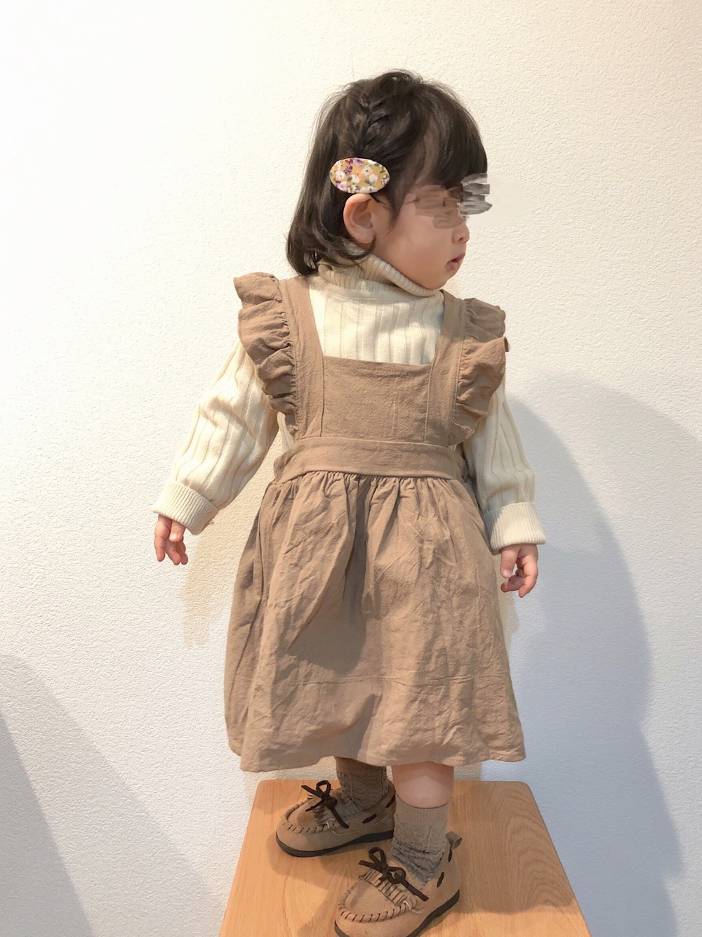「キッズコーデ、ガーリー、タートルネック、リブニット、ジャンパースカート、エプロンワンピース、モカシン、編み込みヘア、プチプラ、1歳、1歳半、おんなのこ、カフェオレコーデ、ナベ部 好きな具材なに?!」｜「BREEZEのラメラインタートルネックニット（ニット/セーター、ホワイト系）」を使った、kanchaaさん（キッズ・80cm）の冬コーディネートの1枚目の写真