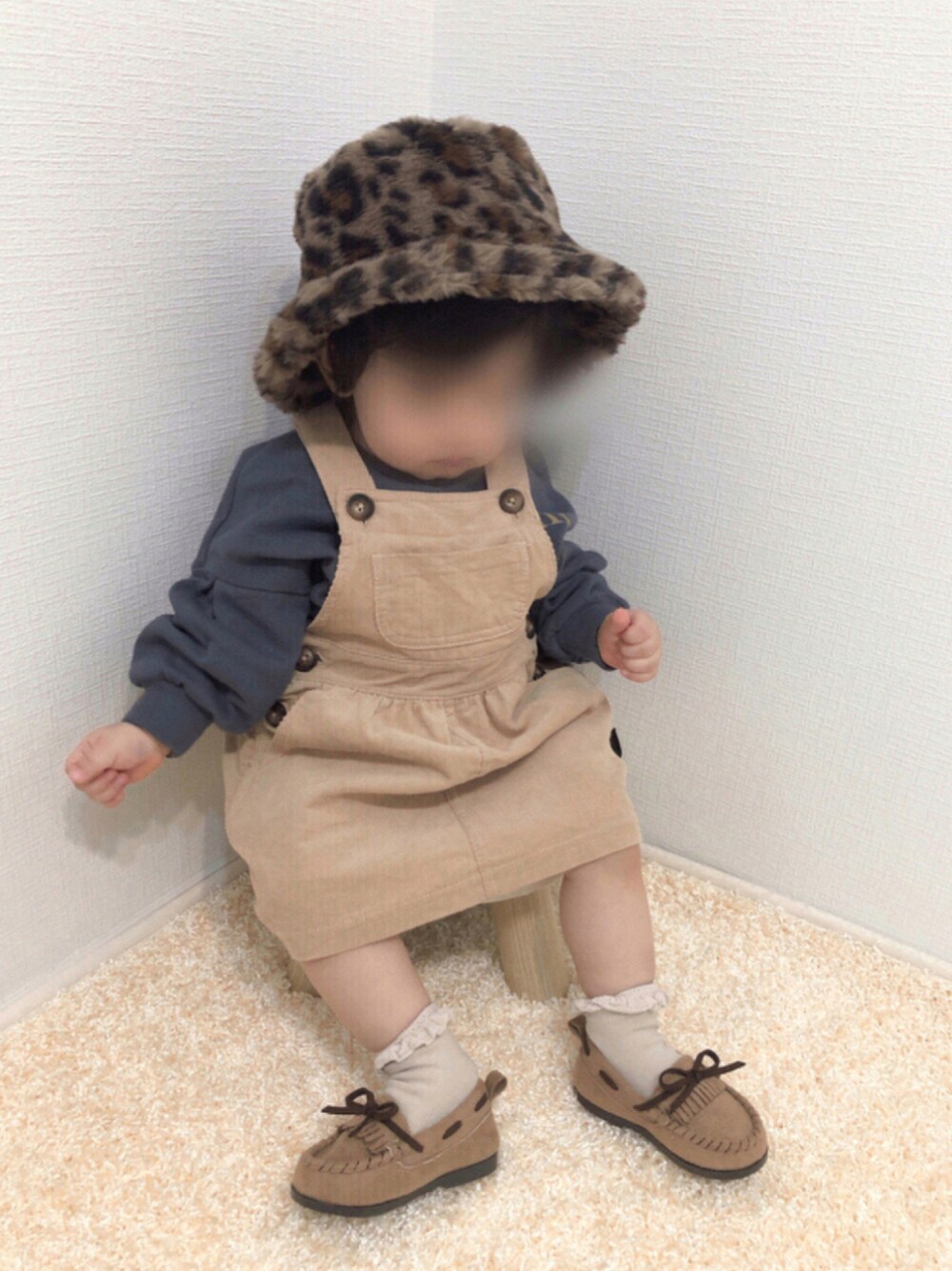 「スウェット、コーデュロイ、レオパード、ジャンパースカート、モカシン、プチプラ、キッズコーデ、1歳、バケットハット、カジュアルコーデ、秋コーデ、おんなのこ、1歳1ヶ月、だから秋服が好き」｜「しまむらのsize90（スウェット、グリーン系）」を使った、kanchaaさん（キッズ・70cm）の秋コーディネートの1枚目の写真