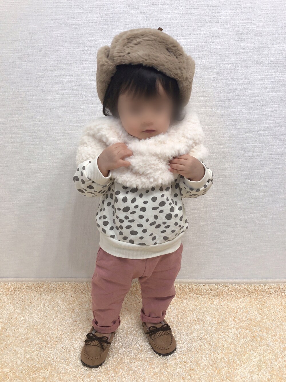 「スウェットパンツ、スウェット、スヌード、ホワイト、ピンク、もこもこ、モカシン、プチプラ、キッズコーデ、1歳、ファー帽子、ダルメシアン柄、おんなのこ、1歳3ヶ月、秋冬コーデ」｜「しまむらのsize80（スウェット、ホワイト系）」を使った、kanchaaさん（キッズ・80cm）の冬コーディネートの1枚目の写真
