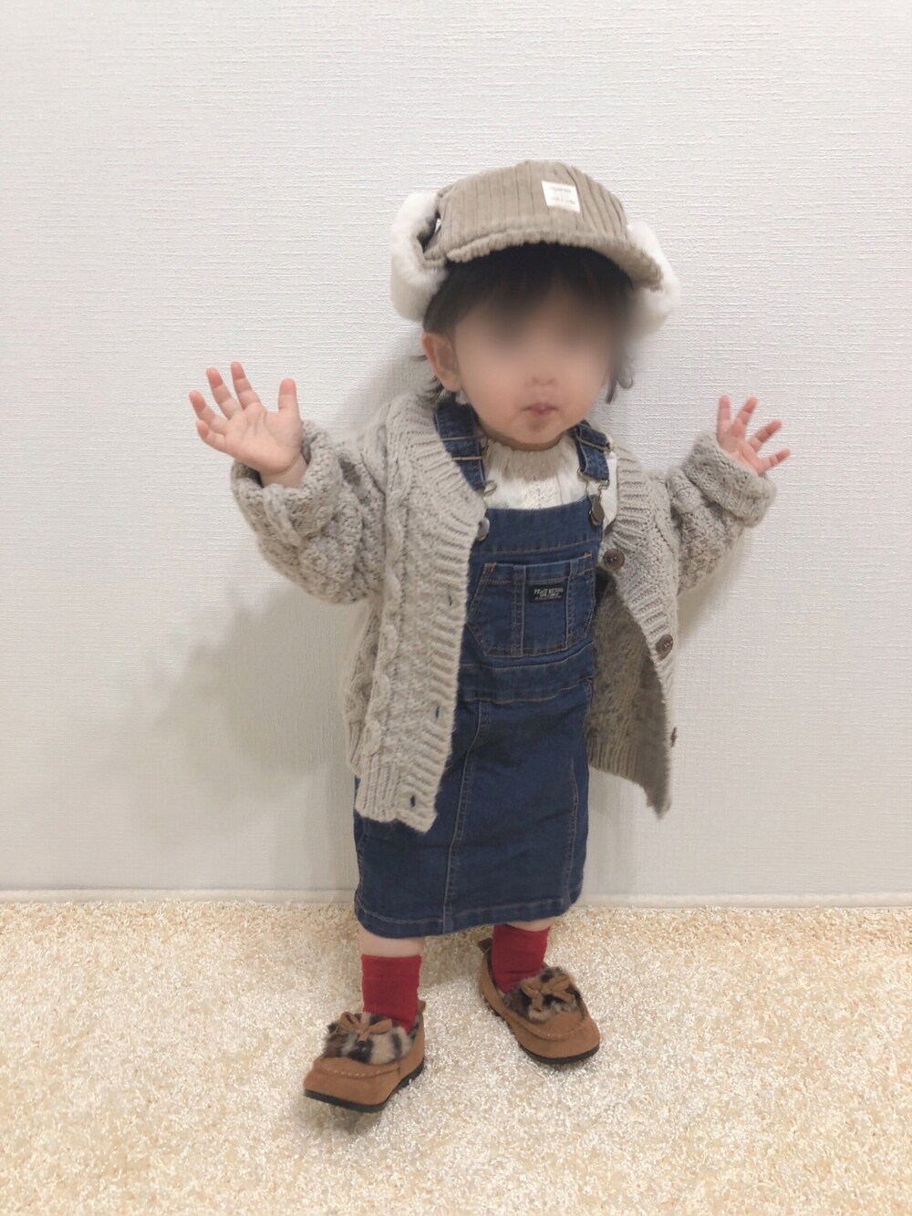 「キッズコーデ、刺繍ブラウス、ジャンパースカート、デニム、カーディガン、ケーブルニット、モカシン、レオパード、フライトキャップ、プチプラ、1歳、1歳4ヶ月、おんなのこ、私の推しブランド」｜「しまむらのアイテム（サロペット/オーバーオール、ブラウン系）」を使った、kanchaaさん（キッズ・80cm）の冬コーディネートの1枚目の写真