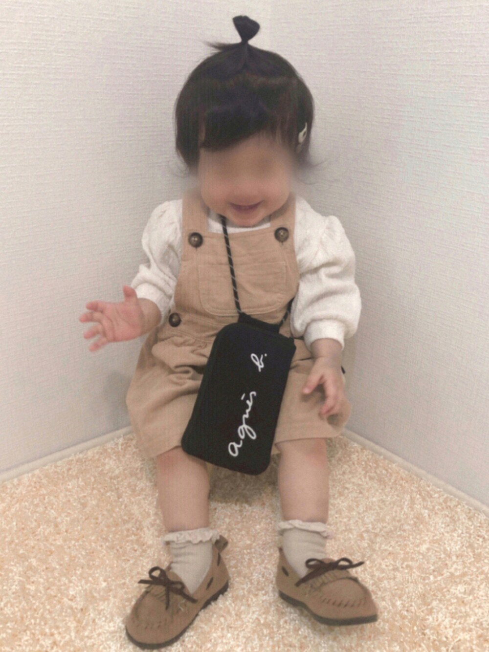 「コーデュロイ、ショルダーバッグ、ベージュ、ジャンパースカート、モカシン、プチプラ、キッズコーデ、1歳、淡色コーデ、秋コーデ、おんなのこ、1歳1ヶ月」｜「Birthdayのアイテム（ジャンパースカート、ベージュ系）」を使った、kanchaaさん（キッズ・70cm）の秋コーディネートの1枚目の写真