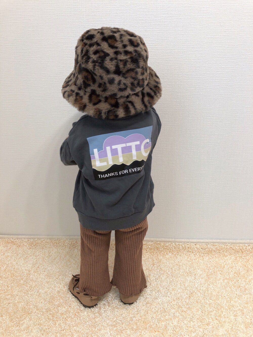 「スウェット、レオパード、カラーパンツ、ジャガード、モカシン、プチプラ、キッズコーデ、1歳、バケットハット、バックプリント、秋冬コーデ、おんなのこ、1歳3ヶ月」｜「しまむらのsize90（スウェット、グレー系）」を使った、kanchaaさん（キッズ・80cm）の秋コーディネートの1枚目の写真