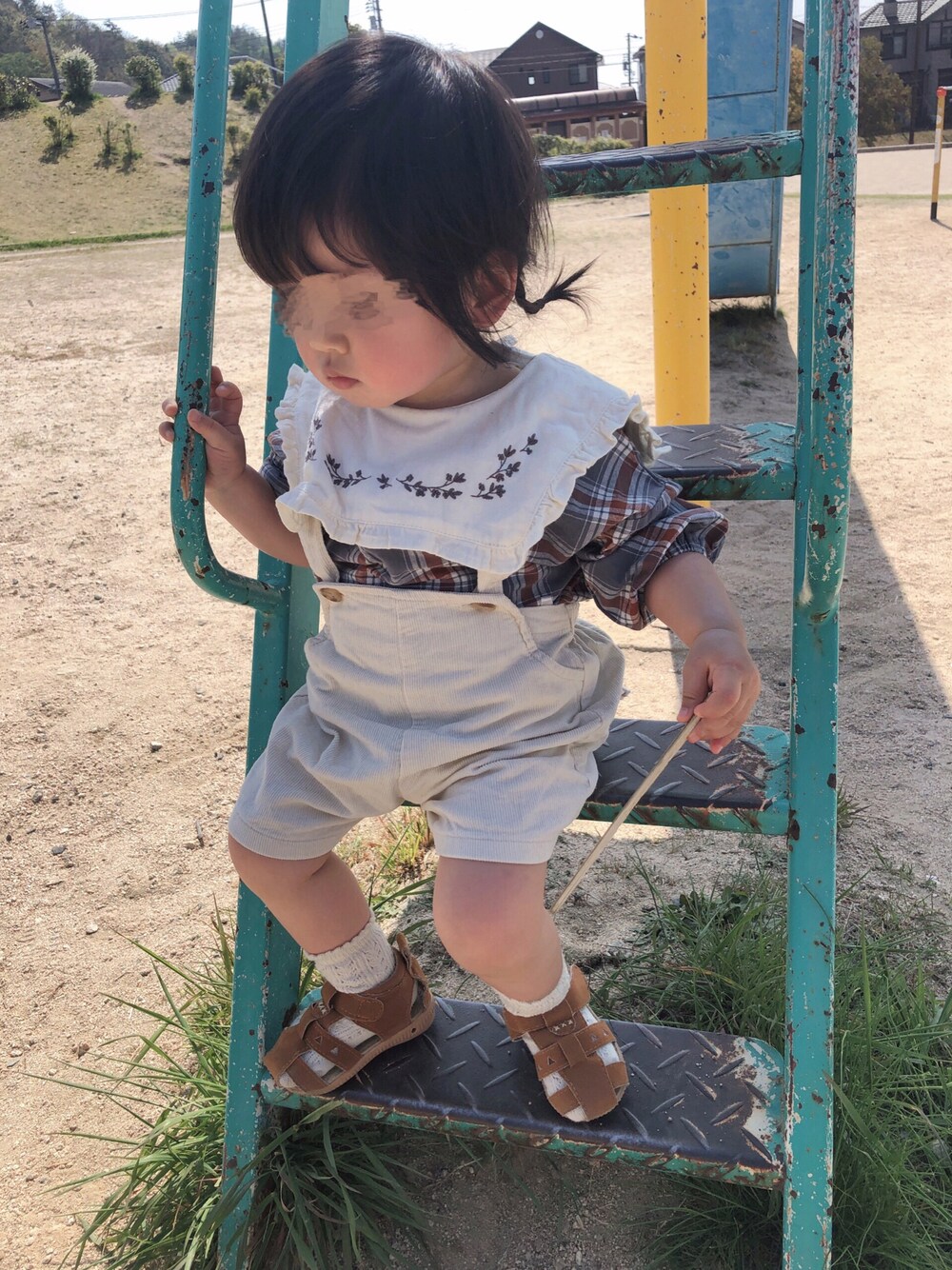 その他のシャツ/ブラウス、ホワイト系のサロペット/オーバーオール、ブラウン系のサンダルを着用したキッズの春コーディネートの1枚目の写真