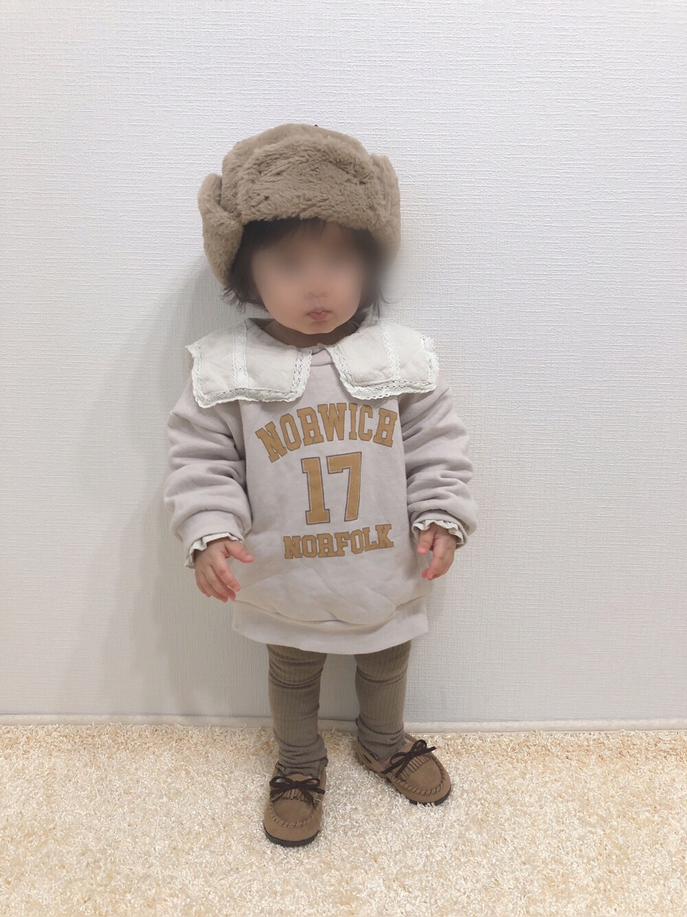 「キッズコーデ、ロゴスウェット、ビッグカラー、ブラウス、レイヤードスタイル、レギンス、モカシン、フライトキャップ、淡色コーデ、プチプラ、1歳、1歳4ヶ月、おんなのこ、ボリューム袖、私の推しブランド」｜「しまむらのアイテム（スウェット、ベージュ系）」を使った、kanchaaさん（キッズ・80cm）の冬コーディネートの1枚目の写真