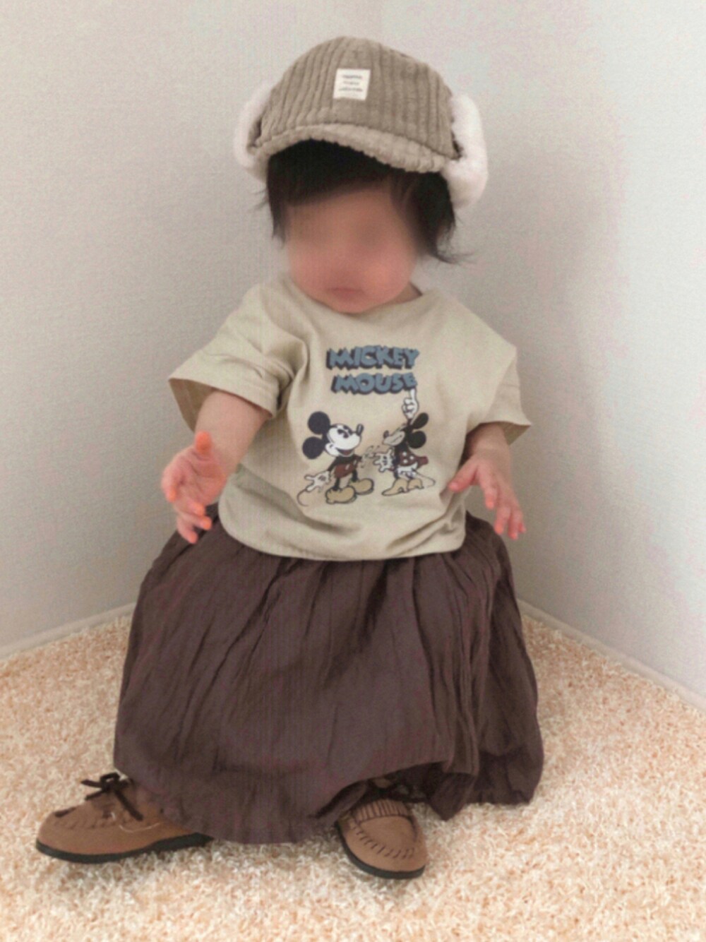 「ベージュ、Tシャツ、ミッキー、ロングスカート、ブラウン、モカシン、プチプラ、キッズコーデ、シンプルコーデ、1歳、フライトキャップ、おんなのこ、秋服準備はじめました」｜「Disneyのディズニーキャラクター 3柄Tシャツ（Tシャツ/カットソー、イエロー系）」を使った、kanchaaさん（キッズ・70cm）の秋コーディネートの1枚目の写真