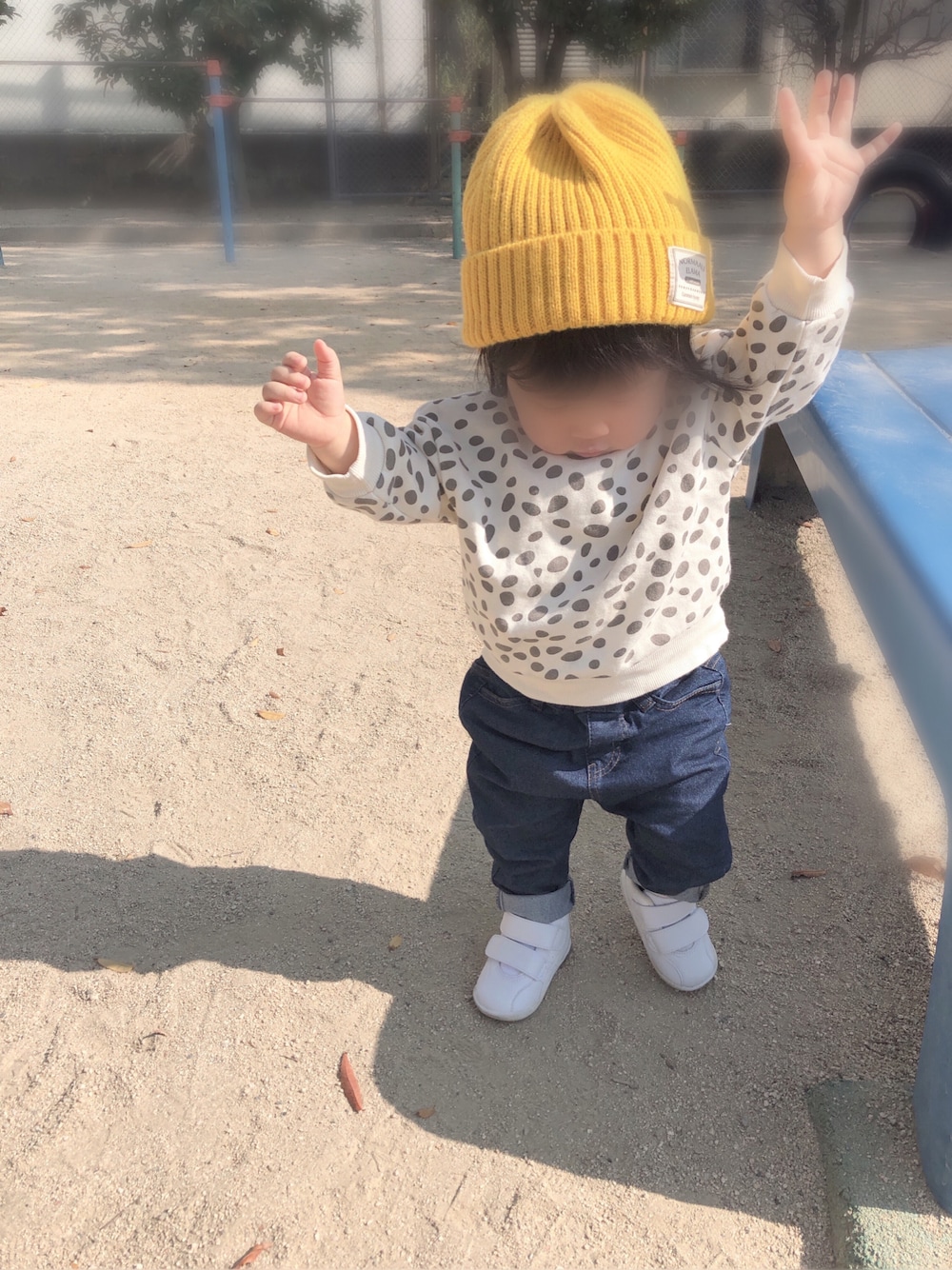 「スウェット、カジュアル、ニット帽、デニムパンツ、白スニーカー、プチプラ、キッズコーデ、1歳、ダルメシアン柄、秋コーデ、おんなのこ、1歳2ヶ月」｜「しまむらのsize80（スウェット、ホワイト系）」を使った、kanchaaさん（キッズ・70cm）の秋コーディネートの1枚目の写真