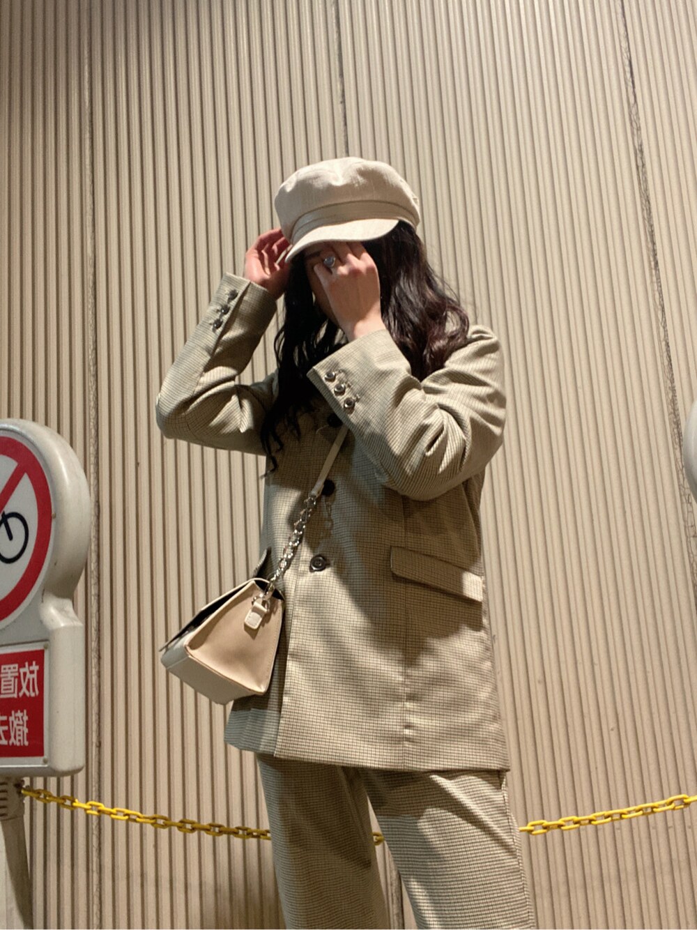 ホワイト系のニット/セーター、ブラック系のパンプス、その他のノーカラージャケットを着用したレディースの春コーディネートの1枚目の写真