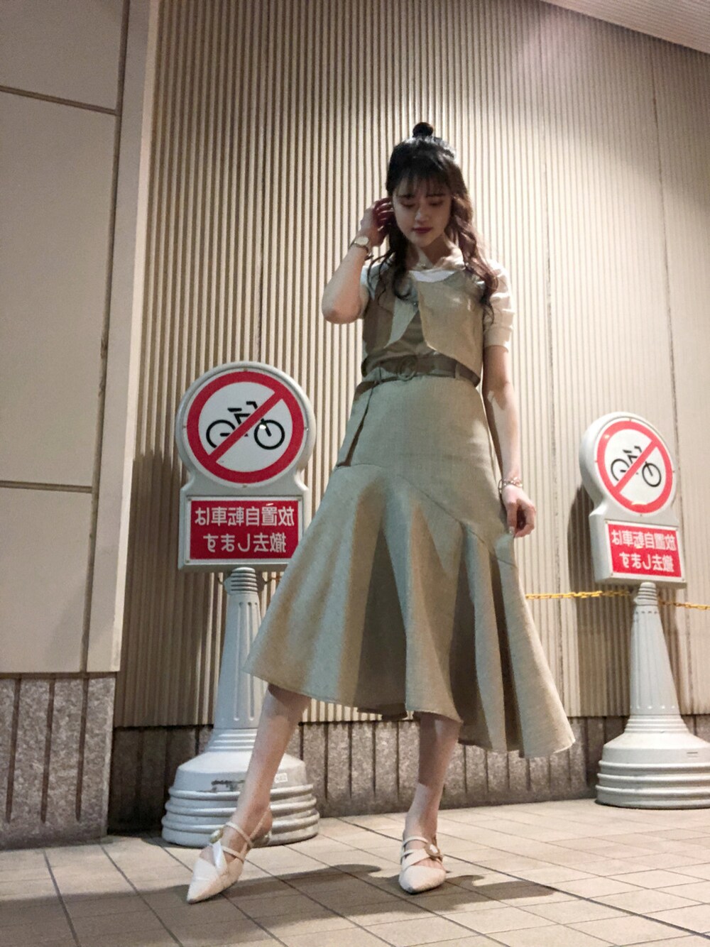 ホワイト系のパンプス、グレー系のシャツ/ブラウス、グレー系のスカートを着用したレディースの春コーディネートの1枚目の写真