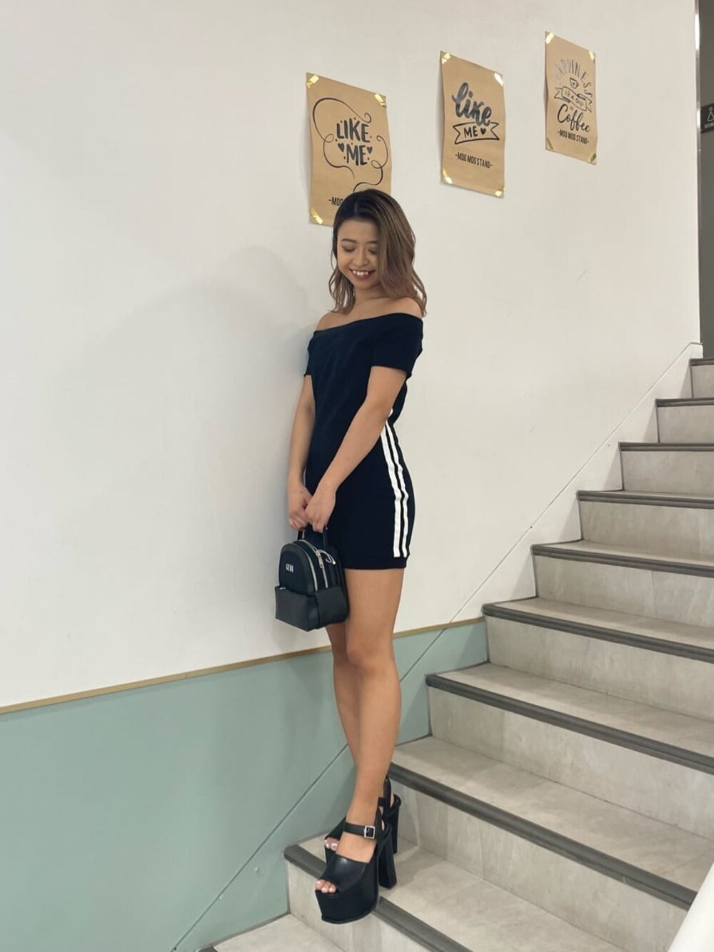 ブラック系のワンピース、ブラック系のサンダル、ブラック系のバックパック/リュックを着用したレディースの春コーディネートの1枚目の写真