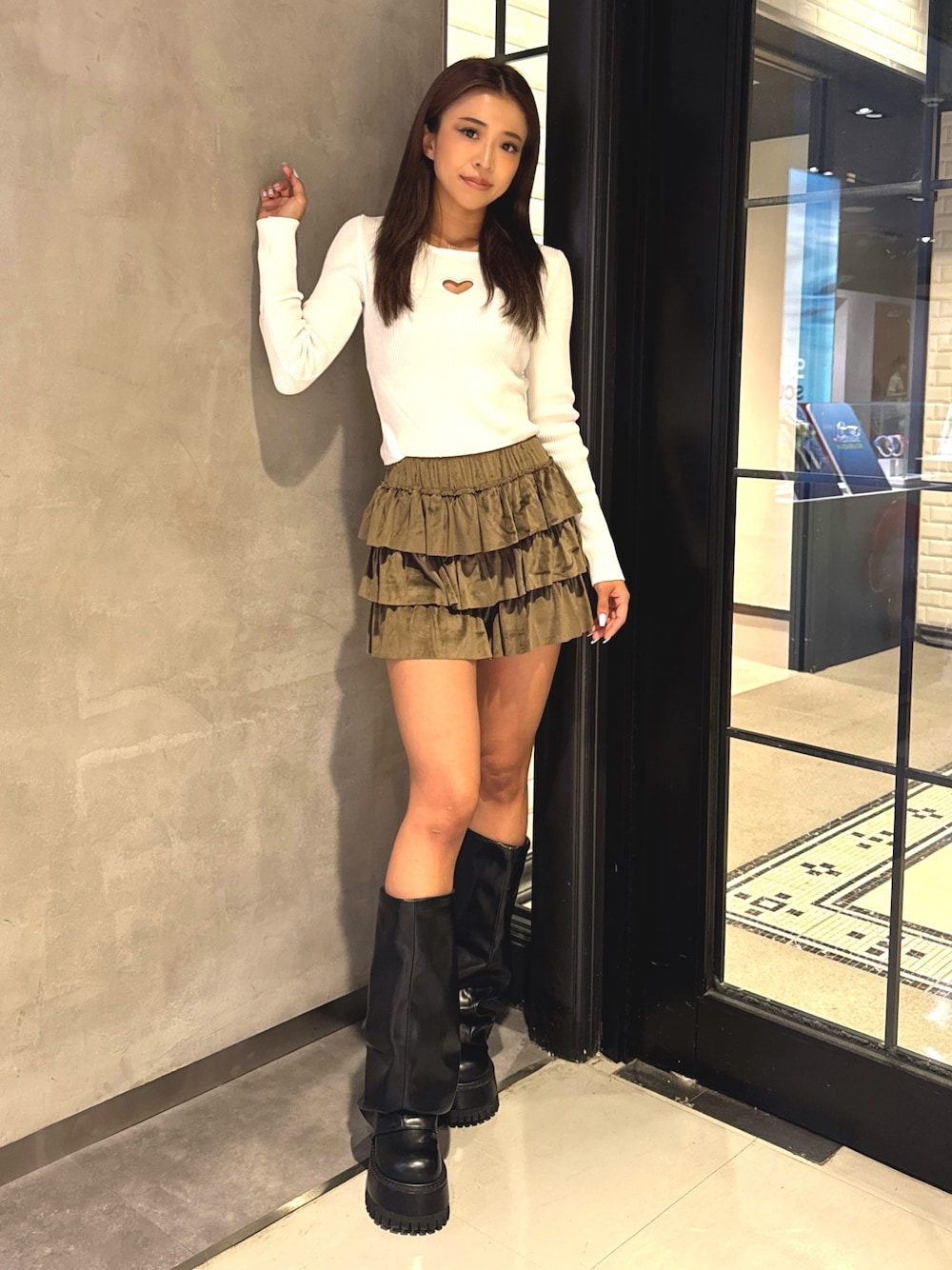 ホワイト系のニット/セーター、グリーン系のその他パンツ、ブラック系のブーツを着用したレディースの秋コーディネートの1枚目の写真