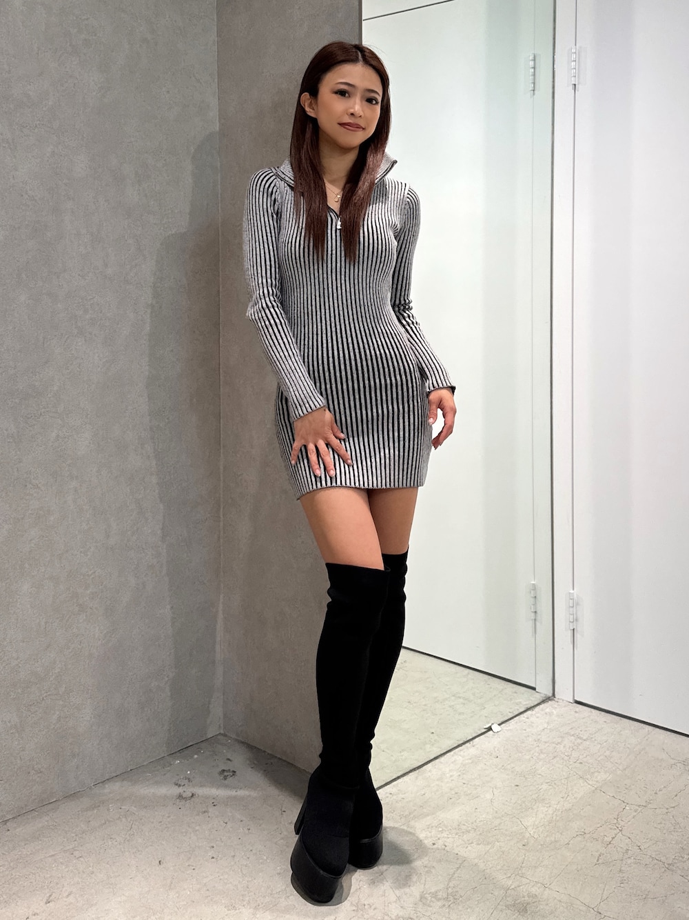 その他のワンピース、ブラック系のブーツを着用したレディースの冬コーディネートの1枚目の写真