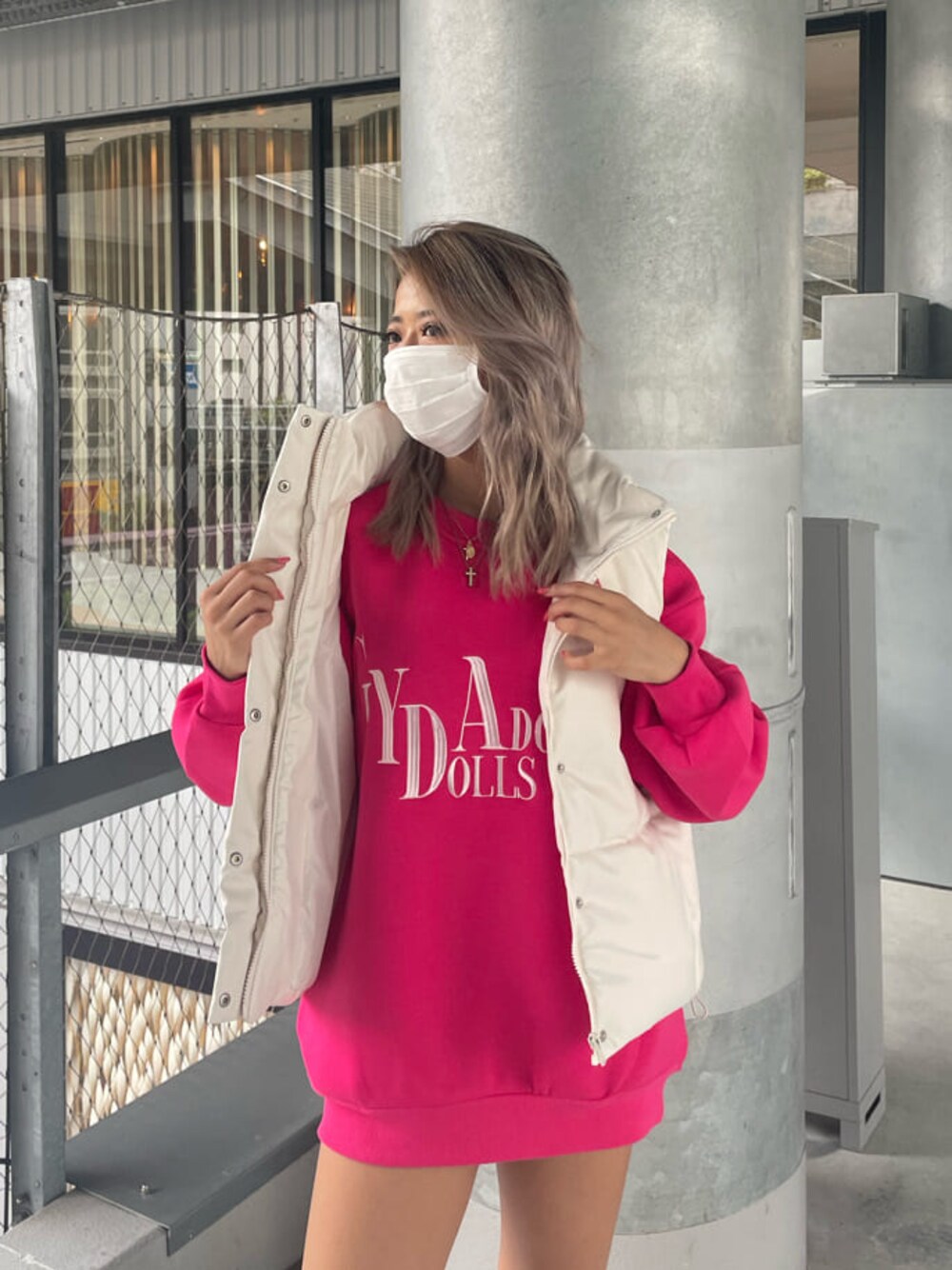 ブルー系のデニムパンツ、ピンク系のスウェット、ブラック系のブーツを着用したレディースの夏コーディネートの1枚目の写真