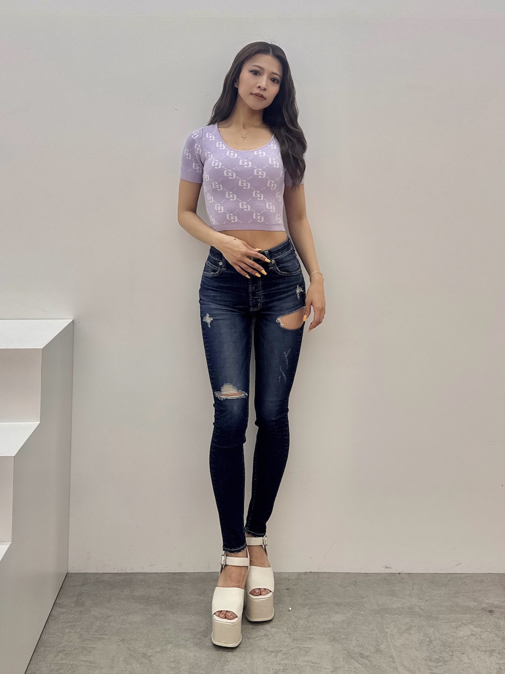 パープル系のTシャツ/カットソー、ブルー系のデニムパンツ、ホワイト系のサンダルを着用したレディースの春コーディネートの1枚目の写真