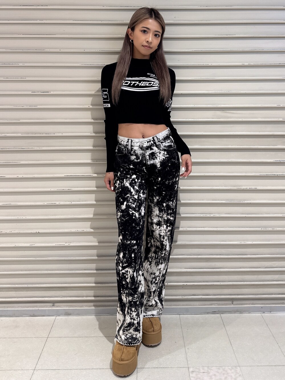 ブラック系のニット/セーター、ブラック系のデニムパンツ、ベージュ系のブーツを着用したレディースの秋コーディネートの1枚目の写真