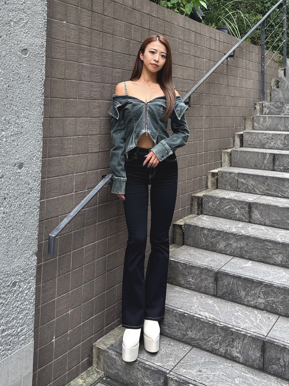 ブルー系のシャツ/ブラウス、ブラック系のデニムパンツ、ホワイト系のブーツを着用したレディースの秋コーディネートの1枚目の写真