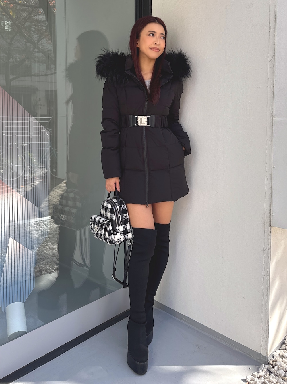 ブラック系のダウンジャケット/コート、その他のバックパック/リュック、ブラック系のブーツを着用したレディースの秋コーディネートの1枚目の写真