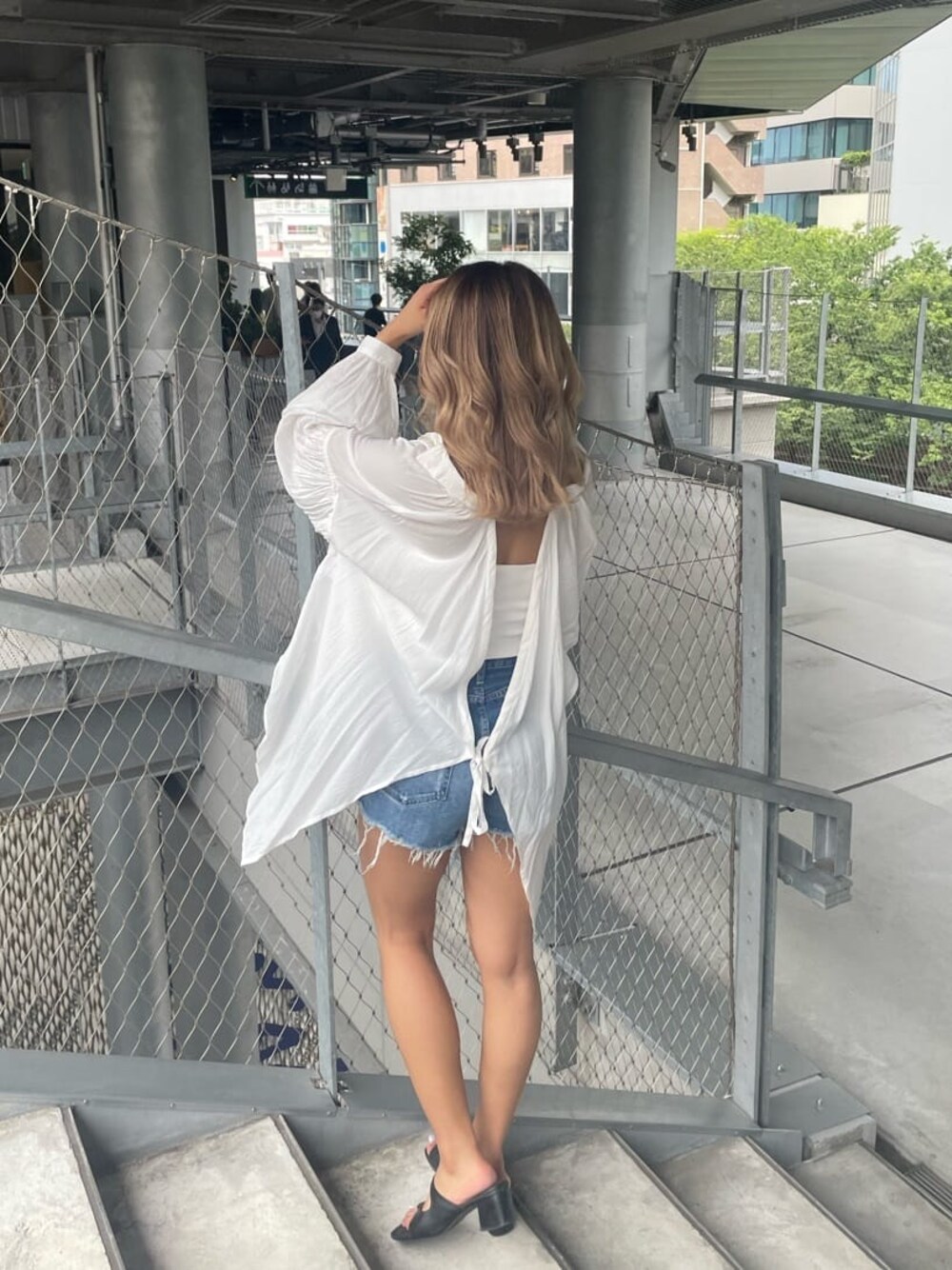 ホワイト系のサンダル、ホワイト系のチューブトップ、ホワイト系のシャツ/ブラウスを着用したレディースの夏コーディネートの1枚目の写真