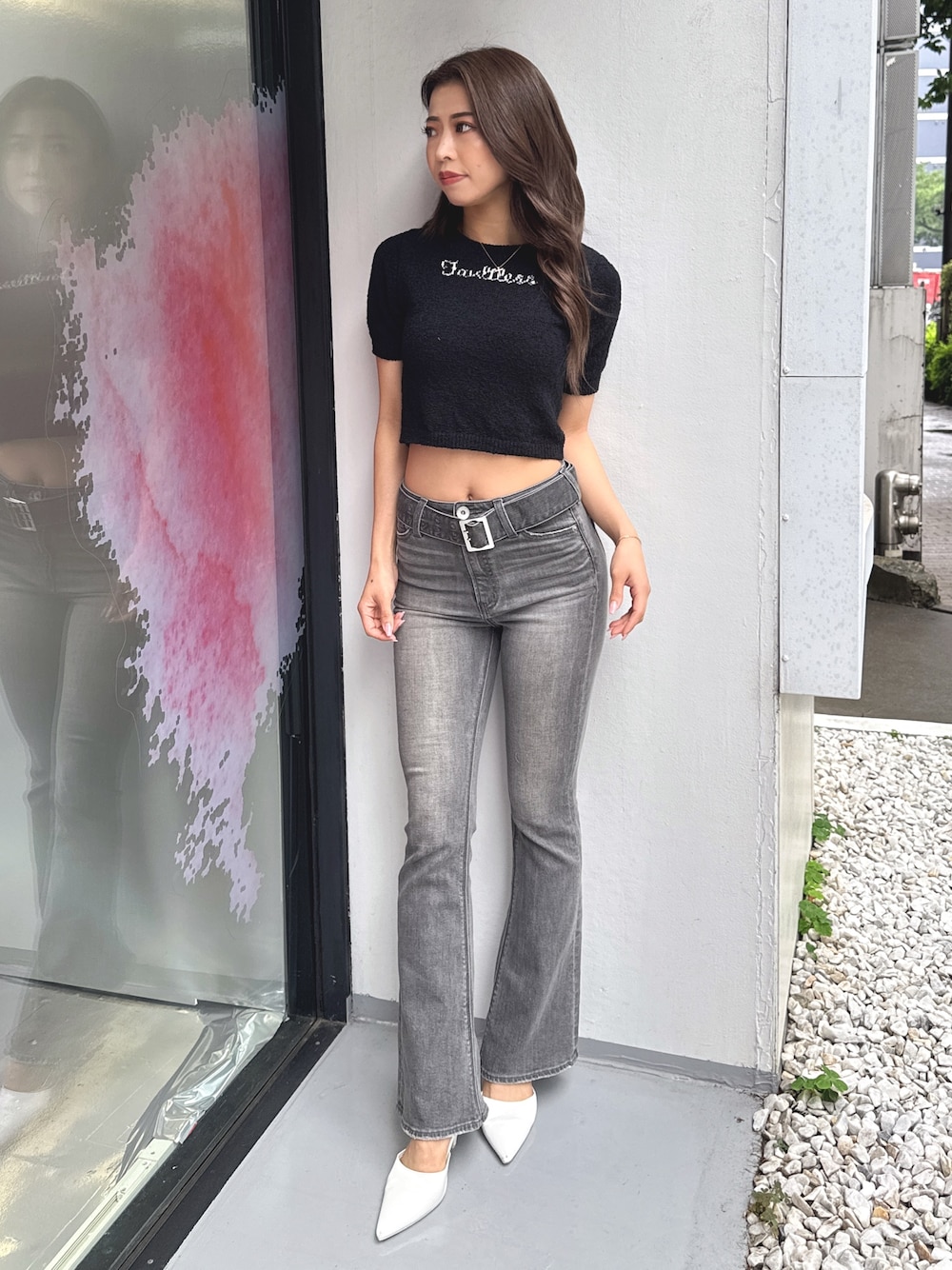 ブラック系のTシャツ/カットソー、ブラック系のデニムパンツ、ホワイト系のパンプスを着用したレディースの春コーディネートの1枚目の写真