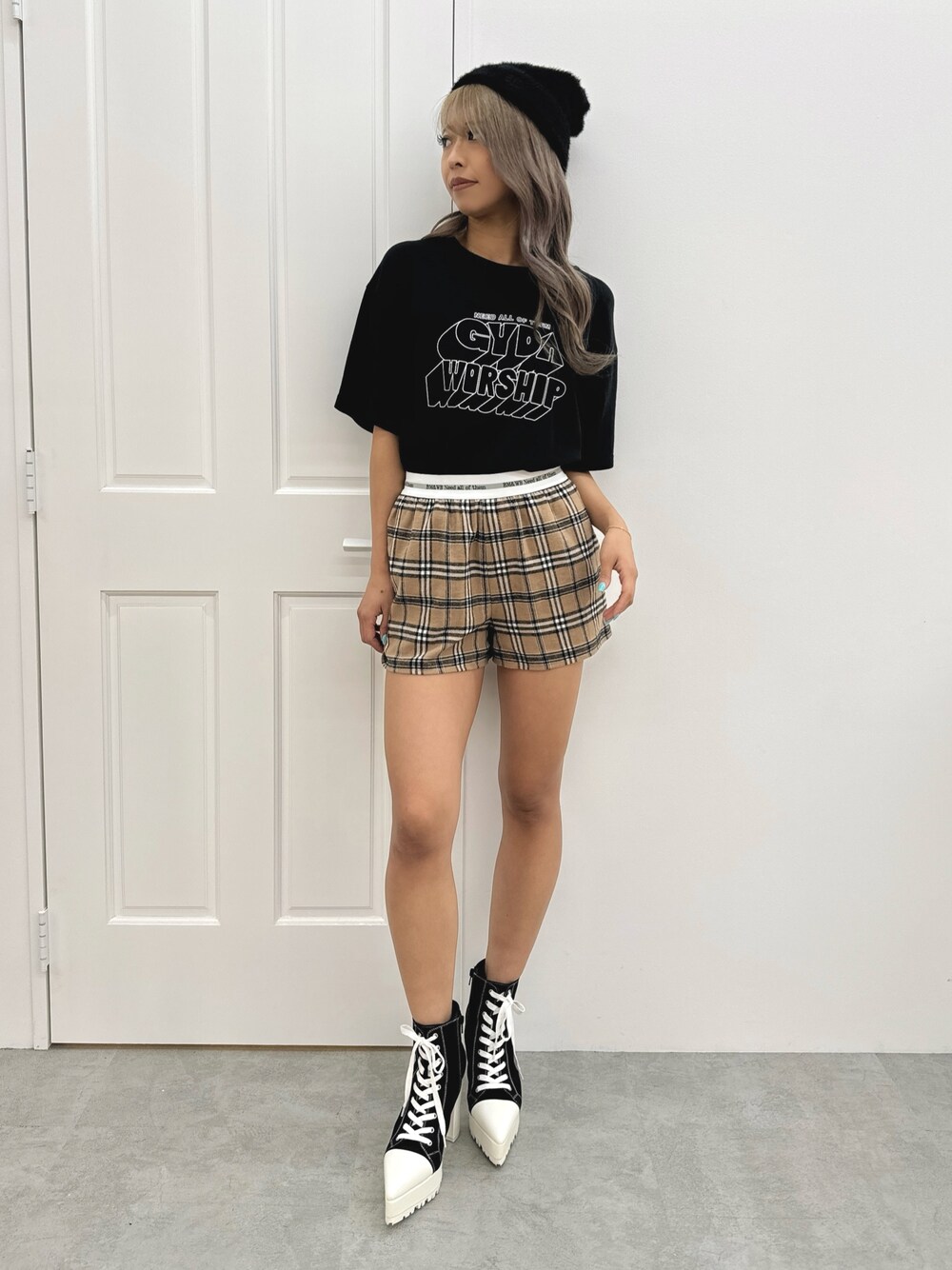 ブラック系のTシャツ/カットソー、ベージュ系のその他パンツ、ブラック系のブーツを着用したレディースの夏コーディネートの1枚目の写真