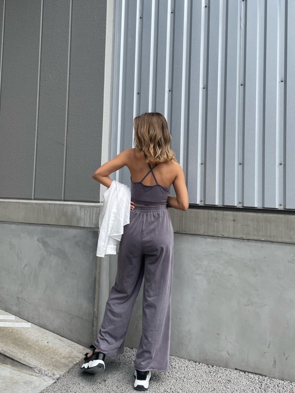 ホワイト系のシャツ/ブラウス、グレー系のその他パンツ、その他のサンダルを着用したレディースの春コーディネートの1枚目の写真