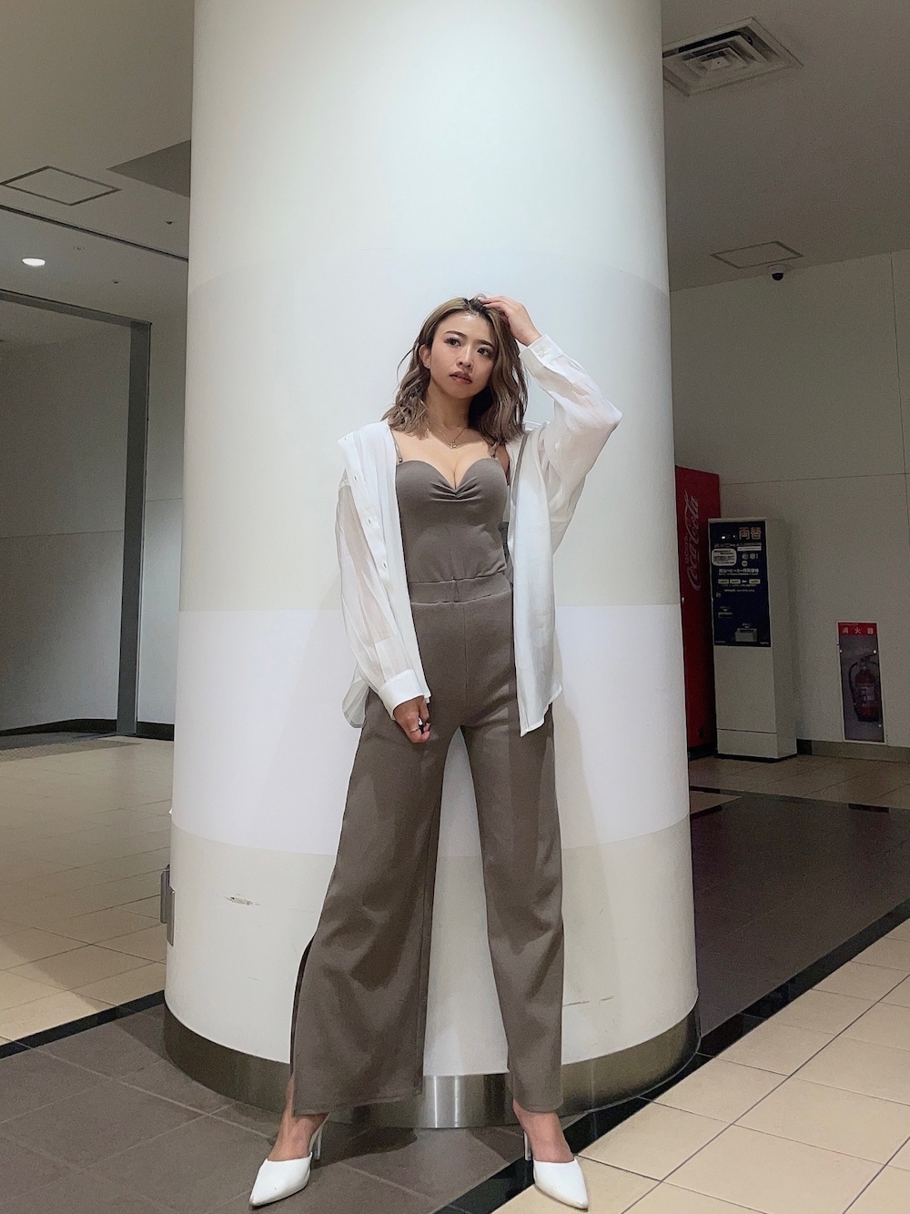 ホワイト系のシャツ/ブラウス、ベージュ系のつなぎ/オールインワン、ホワイト系のパンプスを着用したレディースの春コーディネートの1枚目の写真